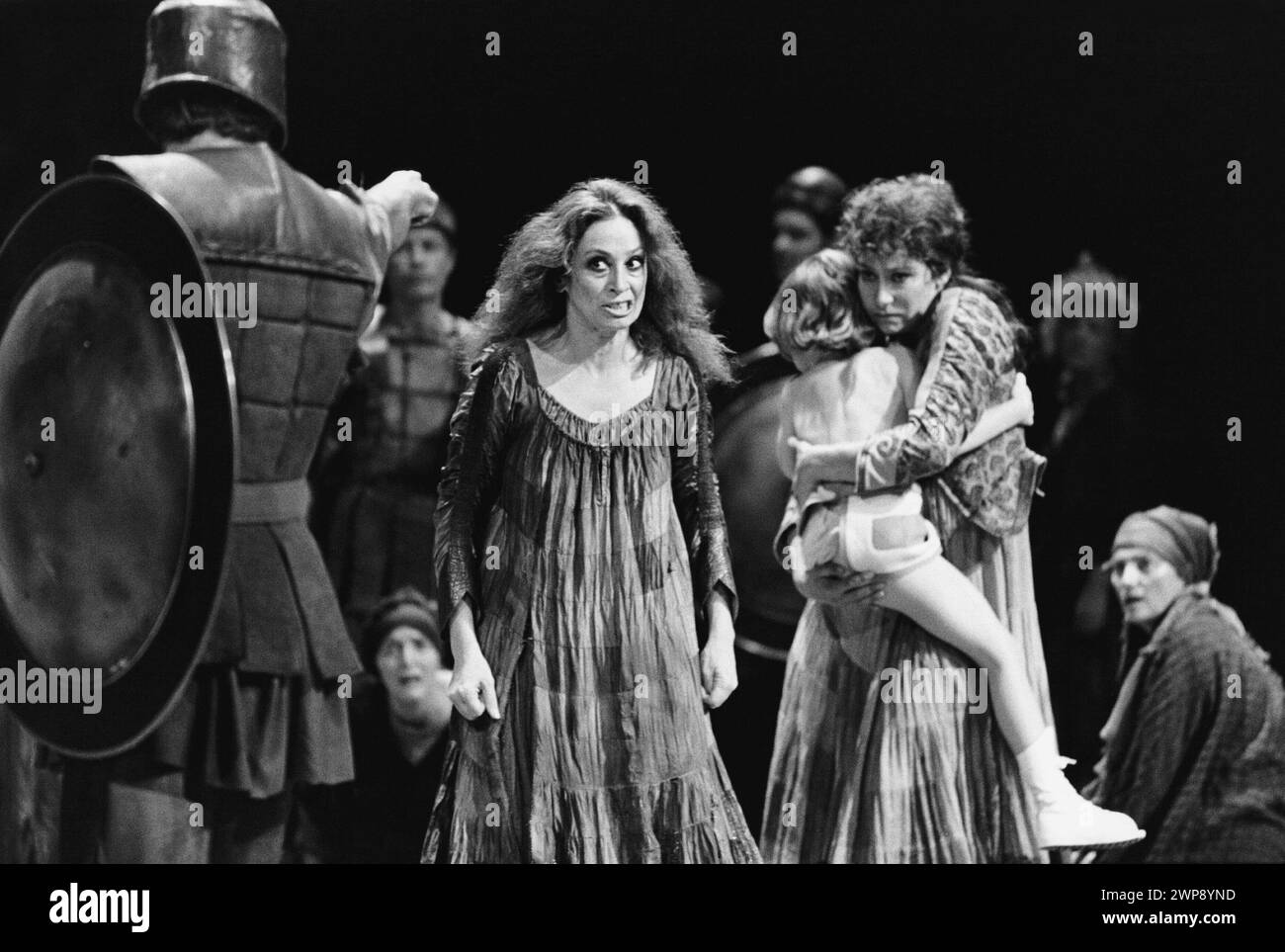 Mitte, links: Yvonne Bryceland (Hecuba) Rechts: Dinah Stabb (Cassandra) in THE WOMAN - Szenen of war and Freedom von Edward Bond im Olivier Theatre, National Theatre (NT), London SE1 10/08/1978 Musik: Hans Werner Henze Bühnenbild: Hayden Griffin Kostüme: Stephen Skaptason Beleuchtung: Andy Phillips Choreographie: Tel Stevens Regisseur: Edward Bond Stockfoto