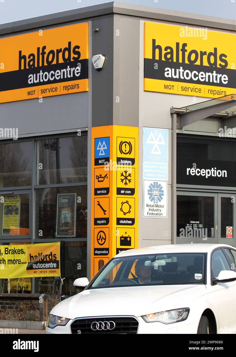 10/04/13 Halfords Auto Center in Derby heute. Halfords, der Fahrrad- und Autoteilehändler, sagte, dass die zugrunde liegenden Verkäufe im vierten Quartal unverändert blieben Stockfoto