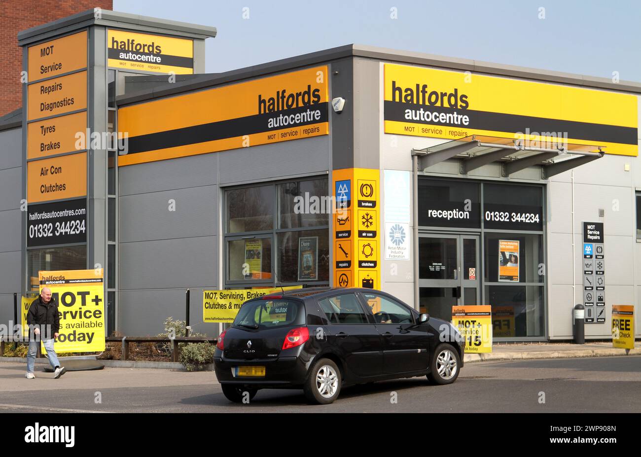 10/04/13 Halfords Auto Center in Derby heute. Halfords, der Fahrrad- und Autoteilehändler, sagte, dass die zugrunde liegenden Verkäufe im vierten Quartal unverändert blieben Stockfoto