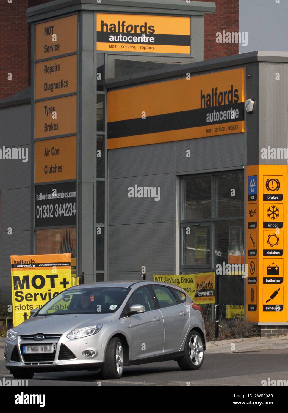 10/04/13 Halfords Auto Center in Derby heute. Halfords, der Fahrrad- und Autoteilehändler, sagte, dass die zugrunde liegenden Verkäufe im vierten Quartal unverändert blieben Stockfoto