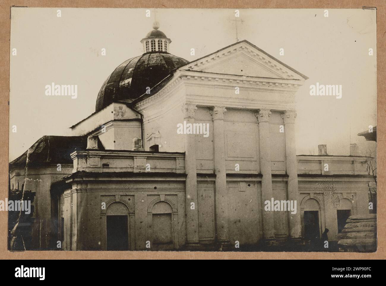 Allgemeine Ansicht der Pfarrkirche St. Kasimir in Moylew (Mahilyow, weiß) mit dem Hauptgebäude und dem umliegenden Gelände um 1910–1913. Stockfoto