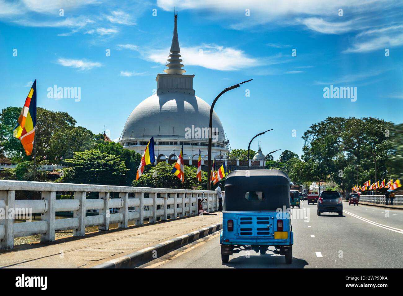 Buddhistischer Tempel Kalutara Bodhiya (Ihala Maluwa) von Straße und Brücke. Sri Lanka. Stockfoto