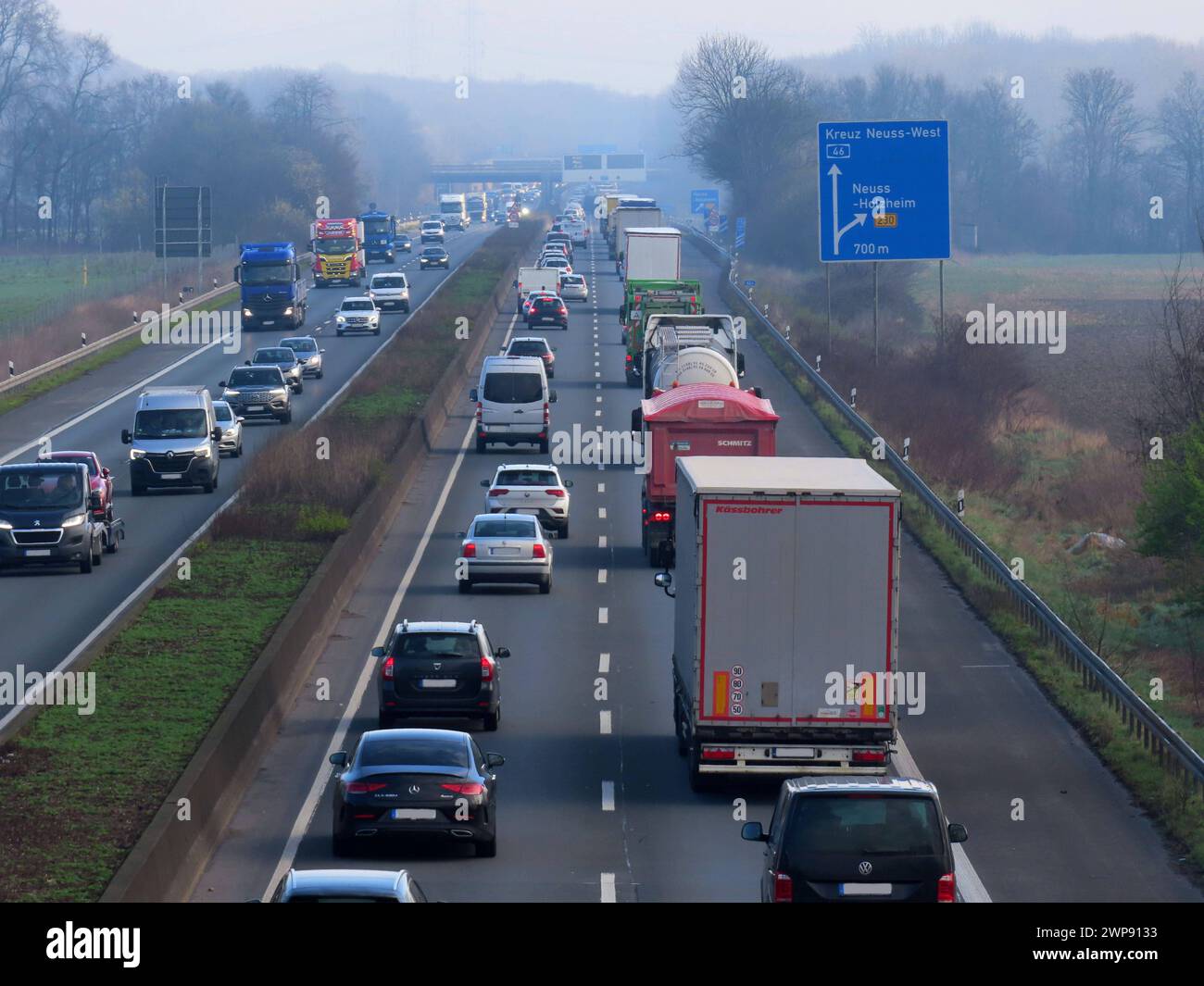 Der morgendliche Vollstau auf der A 46 kurz vor dem Neussr Dreieck und der A 57 in RTG. Köln Morgenstau auf der A 46 in RTG. Köln *** Morgenstau auf der A 46 kurz vor dem Neussr Dreieck und der A 57 in Richtung Köln Morgenstau auf der A 46 in Richtung Köln Stockfoto