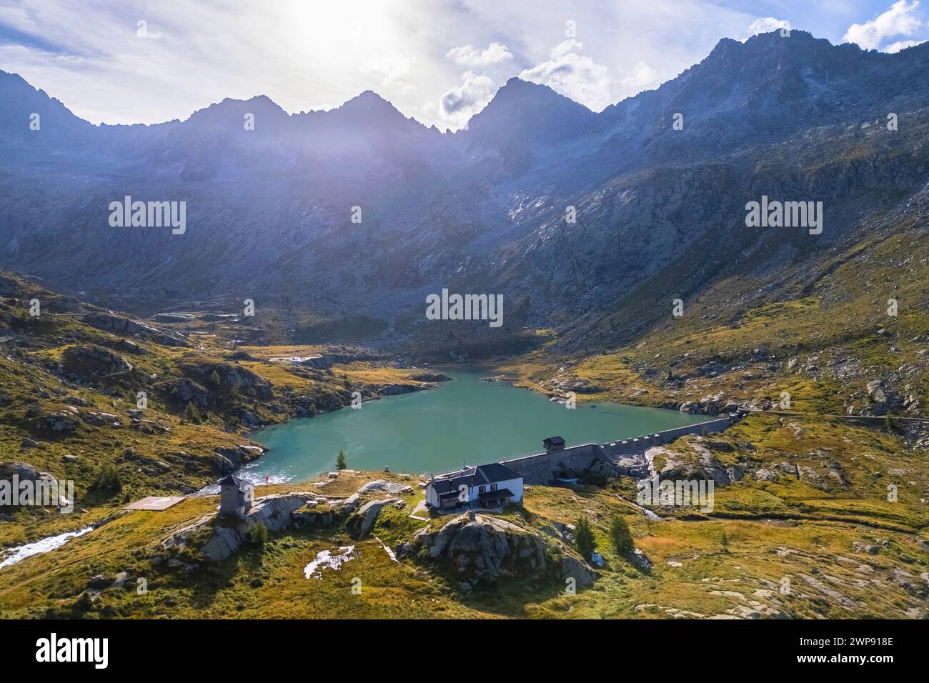 Blick auf die Gnutti Schutzhütte und den Miller See im wunderschönen Val Miller. Sonico, Val Camonica, Bezirk Brescia, Lombardei, Italien. Stockfoto