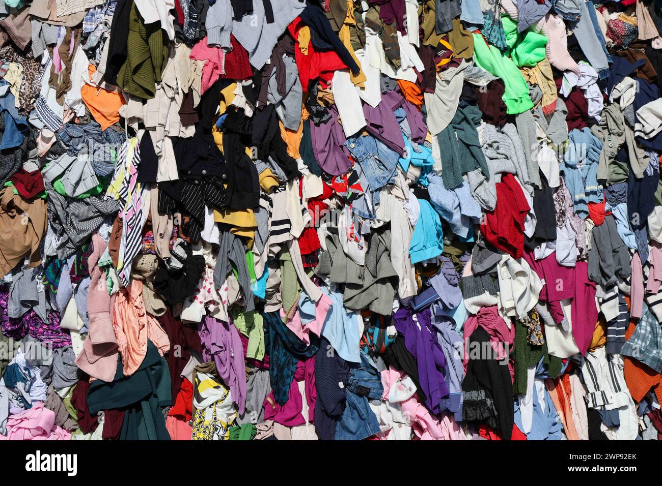 6. März 2024, Neapel, Kampanien, piazza municipio: 03/06/2024 NEAPEL, DER MAESTRO PISTOLETTO IM GIUNTA-SAAL IM PALAZZO SAN GIACOMO BEI DER PRÄSENTATION DER NEUEN VERSION DER „VENUS DER LUMPEN“ AUF DER PIAZZA MUNICIPIO. Die Venus, so heißt es, wurde der Stadt Neapel geschenkt. (Kreditbild: © Fabio Sasso/ZUMA Press Wire) NUR REDAKTIONELLE VERWENDUNG! Nicht für kommerzielle ZWECKE! Stockfoto