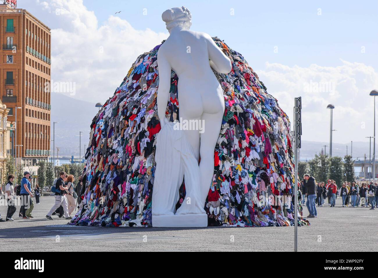 6. März 2024, Neapel, Kampanien, piazza municipio: 03/06/2024 NEAPEL, DER MAESTRO PISTOLETTO IM GIUNTA-SAAL IM PALAZZO SAN GIACOMO BEI DER PRÄSENTATION DER NEUEN VERSION DER „VENUS DER LUMPEN“ AUF DER PIAZZA MUNICIPIO. Die Venus, so heißt es, wurde der Stadt Neapel geschenkt. (Kreditbild: © Fabio Sasso/ZUMA Press Wire) NUR REDAKTIONELLE VERWENDUNG! Nicht für kommerzielle ZWECKE! Stockfoto