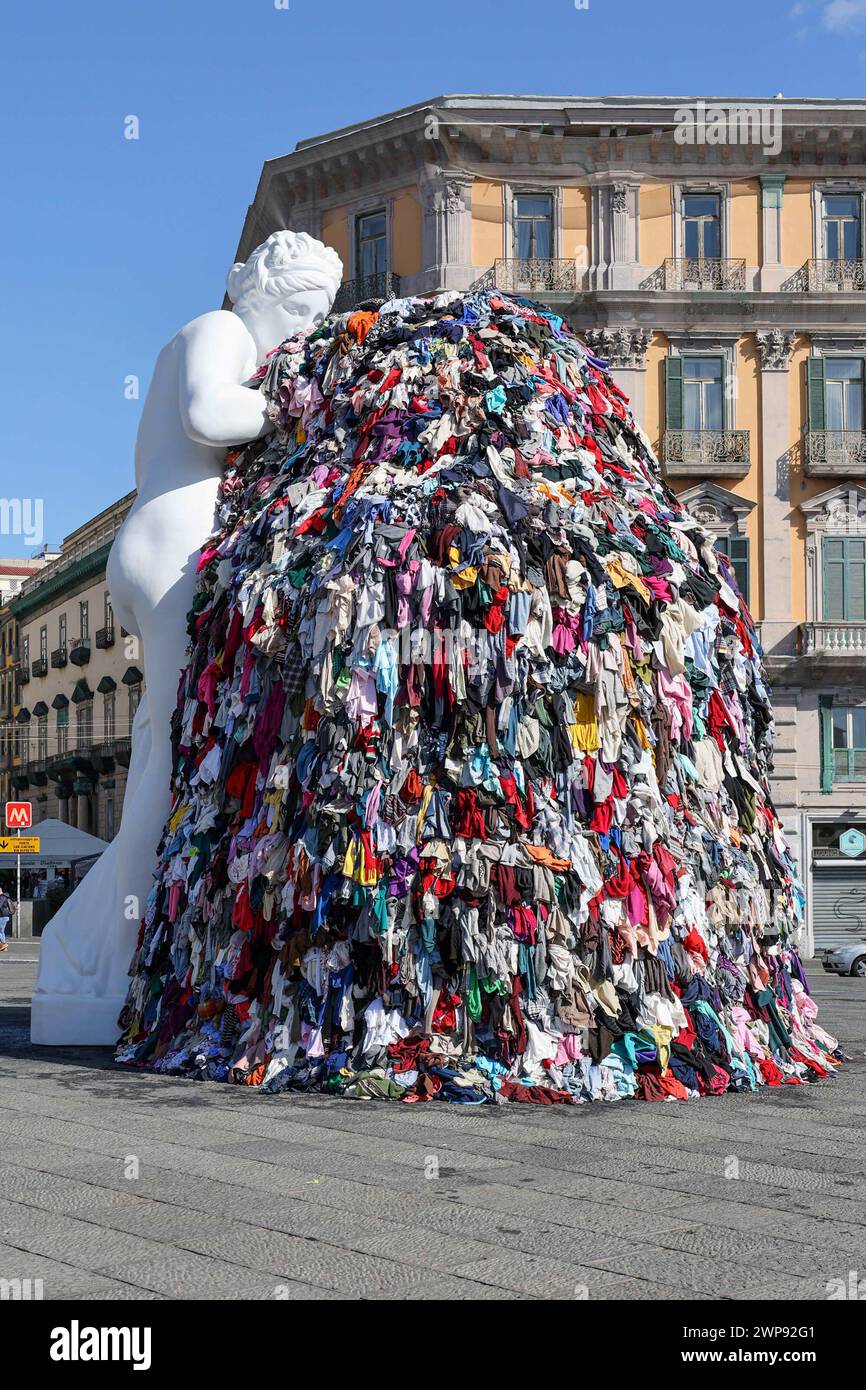 6. März 2024, Neapel, Kampanien, piazza municipio: 03/06/2024 NEAPEL, DER MAESTRO PISTOLETTO IM GIUNTA-SAAL IM PALAZZO SAN GIACOMO BEI DER PRÄSENTATION DER NEUEN VERSION DER „VENUS DER LUMPEN“ AUF DER PIAZZA MUNICIPIO. Die Venus, so heißt es, wurde der Stadt Neapel geschenkt. (Kreditbild: © Fabio Sasso/ZUMA Press Wire) NUR REDAKTIONELLE VERWENDUNG! Nicht für kommerzielle ZWECKE! Stockfoto