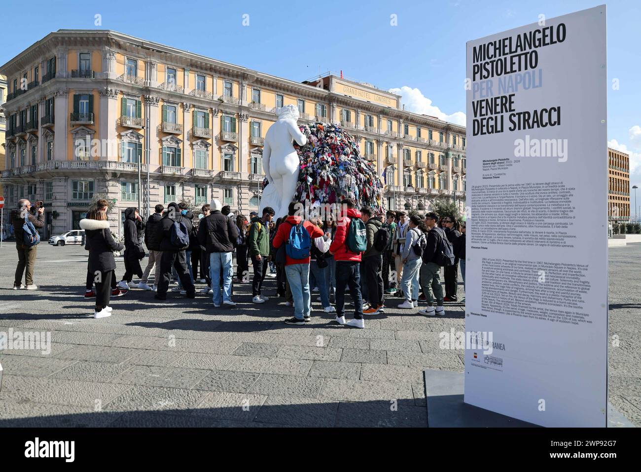 6. März 2024, Neapel, Kampanien, piazza municipio: 03/06/2024 NEAPEL, DER MAESTRO PISTOLETTO IM GIUNTA-SAAL IM PALAZZO SAN GIACOMO BEI DER PRÄSENTATION DER NEUEN VERSION DER „VENUS DER LUMPEN“ AUF DER PIAZZA MUNICIPIO. Die Venus, so heißt es, wurde der Stadt Neapel geschenkt. (Kreditbild: © Fabio Sasso/ZUMA Press Wire) NUR REDAKTIONELLE VERWENDUNG! Nicht für kommerzielle ZWECKE! Stockfoto