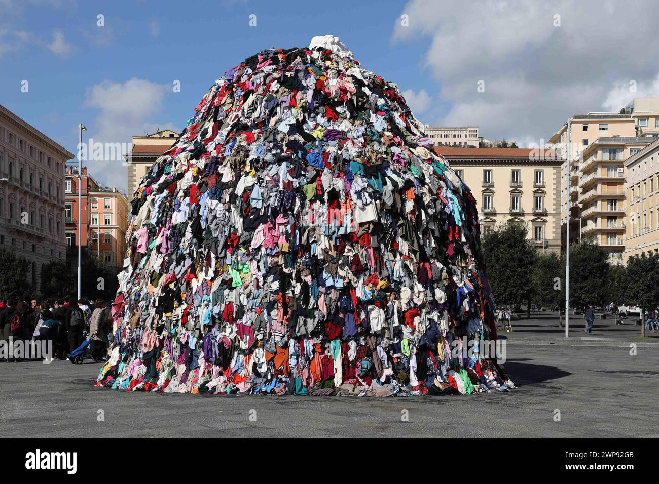 6. März 2024, Neapel, Kampanien, piazza municipio: 03/06/2024 NEAPEL, DER MAESTRO PISTOLETTO IM GIUNTA-SAAL IM PALAZZO SAN GIACOMO BEI DER PRÄSENTATION DER NEUEN VERSION DER „VENUS DER LUMPEN“ AUF DER PIAZZA MUNICIPIO. Die Venus, so heißt es, wurde der Stadt Neapel geschenkt. (Kreditbild: © Fabio Sasso/ZUMA Press Wire) NUR REDAKTIONELLE VERWENDUNG! Nicht für kommerzielle ZWECKE! Stockfoto