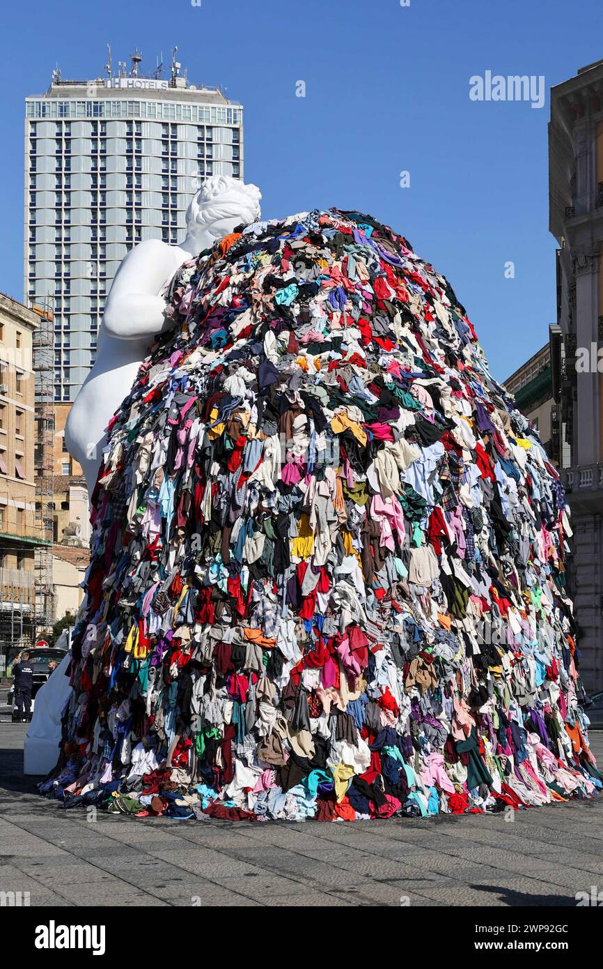 6. März 2024, Neapel, Kampanien, piazza municipio: 03/06/2024 NEAPEL, DER MAESTRO PISTOLETTO IM GIUNTA-SAAL IM PALAZZO SAN GIACOMO BEI DER PRÄSENTATION DER NEUEN VERSION DER „VENUS DER LUMPEN“ AUF DER PIAZZA MUNICIPIO. Die Venus, so heißt es, wurde der Stadt Neapel geschenkt. (Kreditbild: © Fabio Sasso/ZUMA Press Wire) NUR REDAKTIONELLE VERWENDUNG! Nicht für kommerzielle ZWECKE! Stockfoto