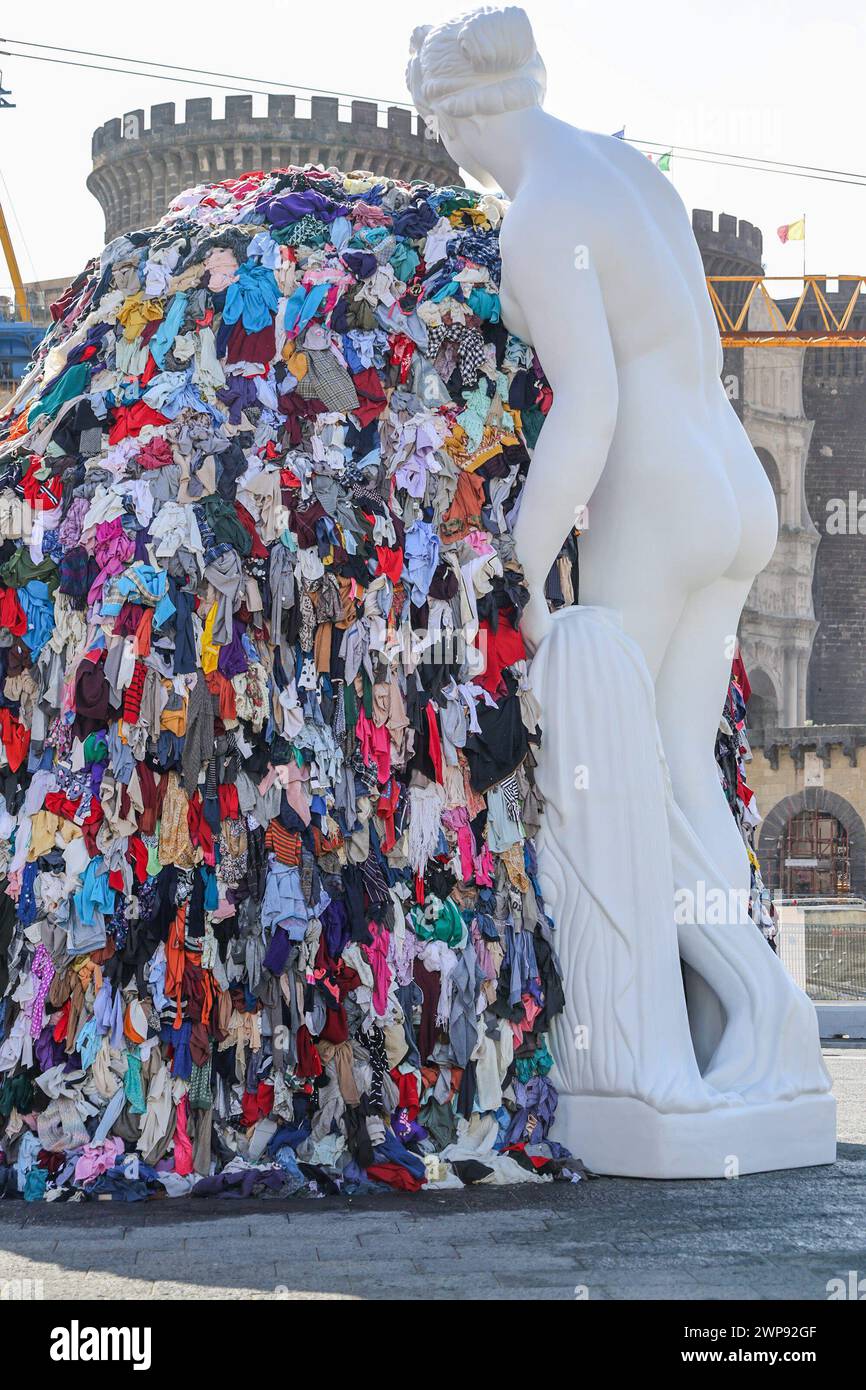 6. März 2024, Neapel, Kampanien, piazza municipio: 03/06/2024 NEAPEL, DER MAESTRO PISTOLETTO IM GIUNTA-SAAL IM PALAZZO SAN GIACOMO BEI DER PRÄSENTATION DER NEUEN VERSION DER „VENUS DER LUMPEN“ AUF DER PIAZZA MUNICIPIO. Die Venus, so heißt es, wurde der Stadt Neapel geschenkt. (Kreditbild: © Fabio Sasso/ZUMA Press Wire) NUR REDAKTIONELLE VERWENDUNG! Nicht für kommerzielle ZWECKE! Stockfoto