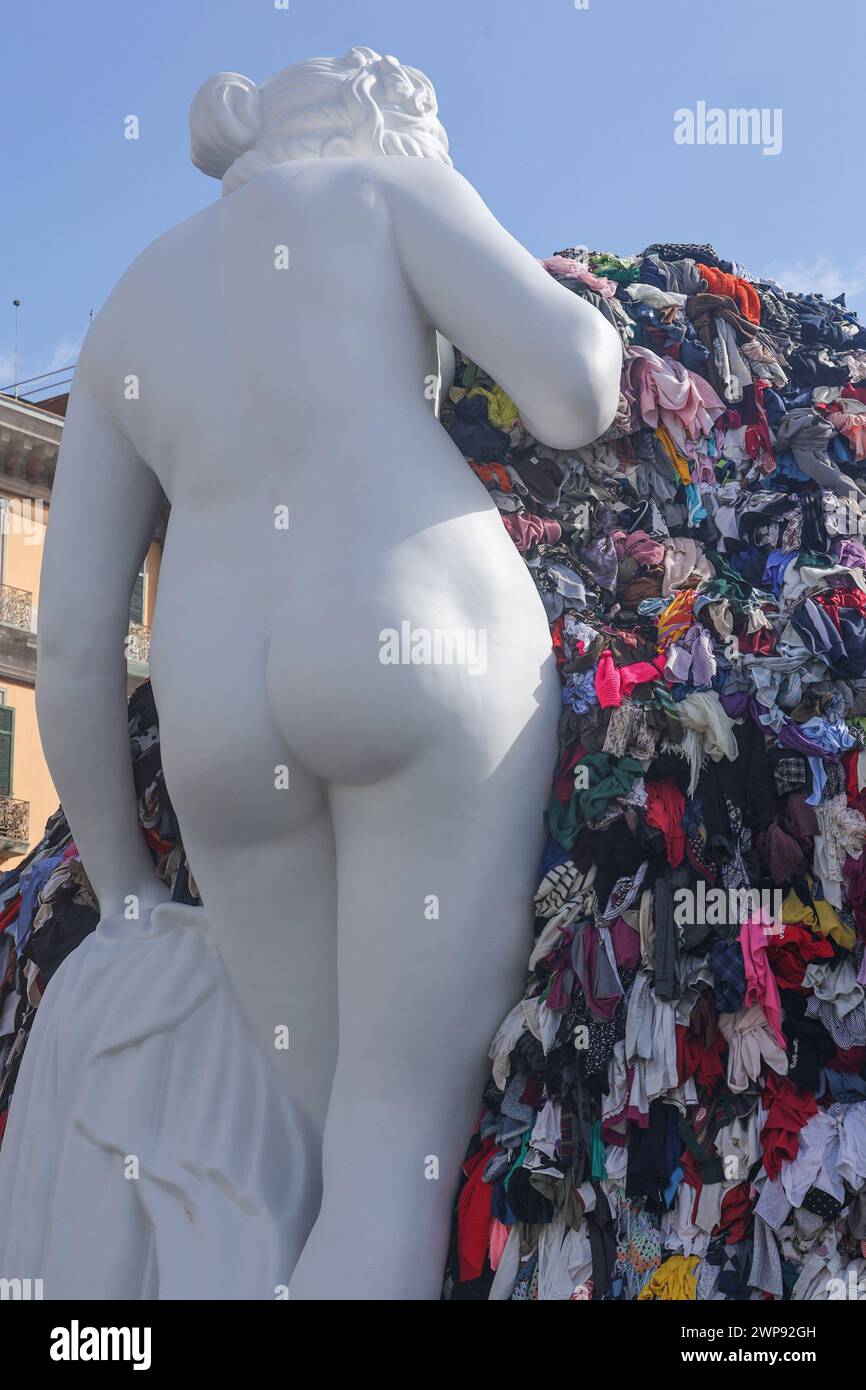 6. März 2024, Neapel, Kampanien, piazza municipio: 03/06/2024 NEAPEL, DER MAESTRO PISTOLETTO IM GIUNTA-SAAL IM PALAZZO SAN GIACOMO BEI DER PRÄSENTATION DER NEUEN VERSION DER „VENUS DER LUMPEN“ AUF DER PIAZZA MUNICIPIO. Die Venus, so heißt es, wurde der Stadt Neapel geschenkt. (Kreditbild: © Fabio Sasso/ZUMA Press Wire) NUR REDAKTIONELLE VERWENDUNG! Nicht für kommerzielle ZWECKE! Stockfoto