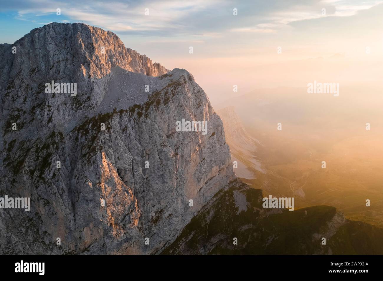 Luftaufnahme der nördlichen Ecke des Presolana bei Sonnenuntergang. Val di Scalve, Bezirk Bergamo, Lombardei, Italien, Südeuropa. Stockfoto