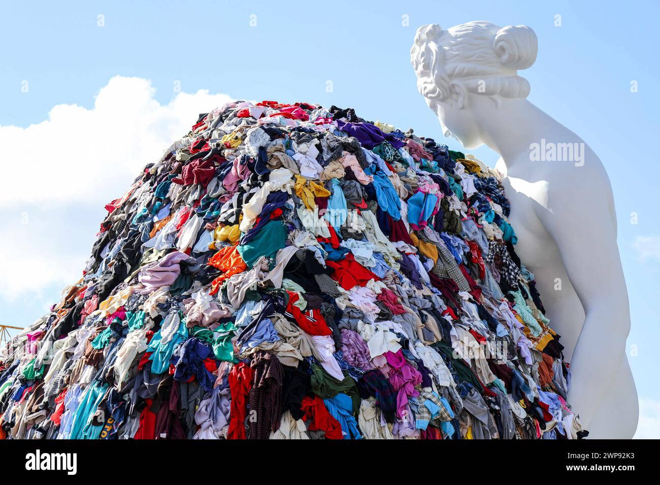 6. März 2024, Neapel, Kampanien, piazza municipio: 03/06/2024 NEAPEL, DER MAESTRO PISTOLETTO IM GIUNTA-SAAL IM PALAZZO SAN GIACOMO BEI DER PRÄSENTATION DER NEUEN VERSION DER „VENUS DER LUMPEN“ AUF DER PIAZZA MUNICIPIO. Die Venus, so heißt es, wurde der Stadt Neapel geschenkt. (Kreditbild: © Fabio Sasso/ZUMA Press Wire) NUR REDAKTIONELLE VERWENDUNG! Nicht für kommerzielle ZWECKE! Stockfoto