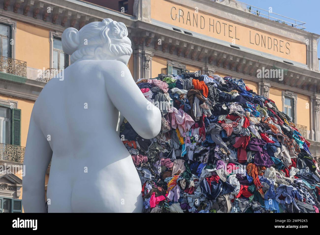 6. März 2024, Neapel, Kampanien, piazza municipio: 03/06/2024 NEAPEL, DER MAESTRO PISTOLETTO IM GIUNTA-SAAL IM PALAZZO SAN GIACOMO BEI DER PRÄSENTATION DER NEUEN VERSION DER „VENUS DER LUMPEN“ AUF DER PIAZZA MUNICIPIO. Die Venus, so heißt es, wurde der Stadt Neapel geschenkt. (Kreditbild: © Fabio Sasso/ZUMA Press Wire) NUR REDAKTIONELLE VERWENDUNG! Nicht für kommerzielle ZWECKE! Stockfoto