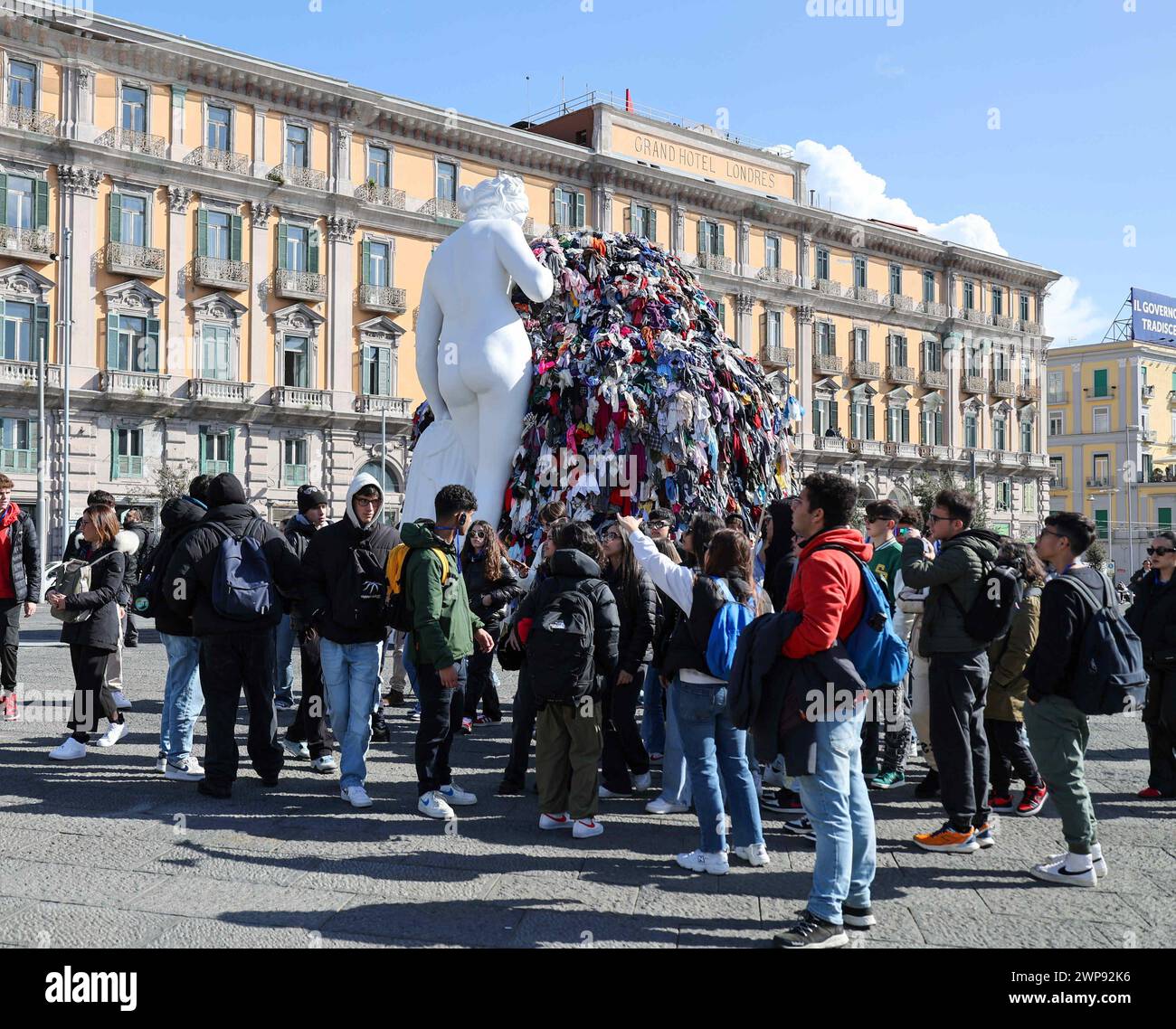 6. März 2024, Neapel, Kampanien, piazza municipio: 03/06/2024 NEAPEL, DER MAESTRO PISTOLETTO IM GIUNTA-SAAL IM PALAZZO SAN GIACOMO BEI DER PRÄSENTATION DER NEUEN VERSION DER „VENUS DER LUMPEN“ AUF DER PIAZZA MUNICIPIO. Die Venus, so heißt es, wurde der Stadt Neapel geschenkt. (Kreditbild: © Fabio Sasso/ZUMA Press Wire) NUR REDAKTIONELLE VERWENDUNG! Nicht für kommerzielle ZWECKE! Stockfoto