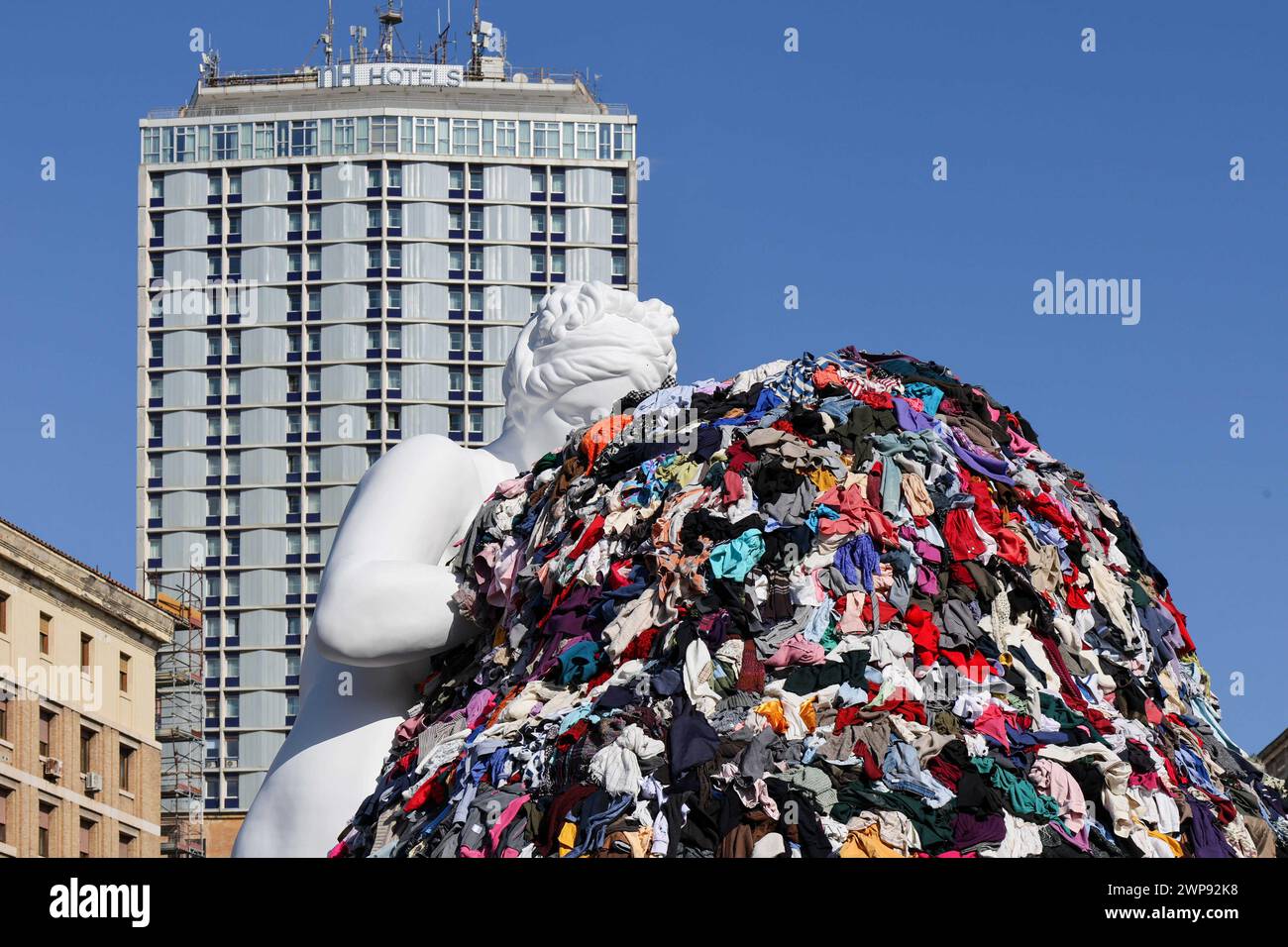 6. März 2024, Neapel, Kampanien, piazza municipio: 03/06/2024 NEAPEL, DER MAESTRO PISTOLETTO IM GIUNTA-SAAL IM PALAZZO SAN GIACOMO BEI DER PRÄSENTATION DER NEUEN VERSION DER „VENUS DER LUMPEN“ AUF DER PIAZZA MUNICIPIO. Die Venus, so heißt es, wurde der Stadt Neapel geschenkt. (Kreditbild: © Fabio Sasso/ZUMA Press Wire) NUR REDAKTIONELLE VERWENDUNG! Nicht für kommerzielle ZWECKE! Stockfoto
