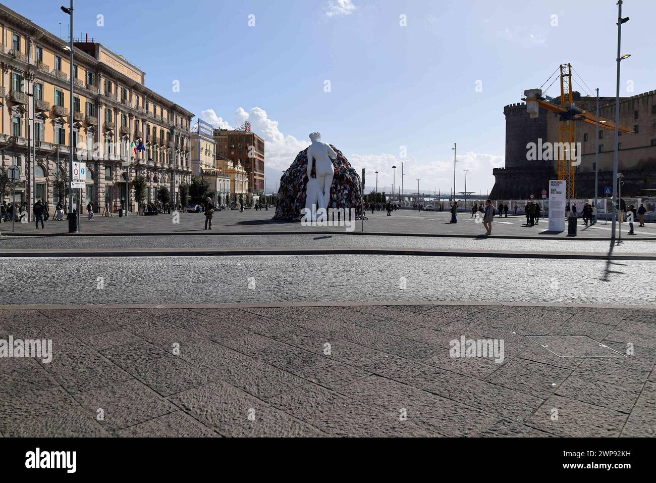 6. März 2024, Neapel, Kampanien, piazza municipio: 03/06/2024 NEAPEL, DER MAESTRO PISTOLETTO IM GIUNTA-SAAL IM PALAZZO SAN GIACOMO BEI DER PRÄSENTATION DER NEUEN VERSION DER „VENUS DER LUMPEN“ AUF DER PIAZZA MUNICIPIO. Die Venus, so heißt es, wurde der Stadt Neapel geschenkt. (Kreditbild: © Fabio Sasso/ZUMA Press Wire) NUR REDAKTIONELLE VERWENDUNG! Nicht für kommerzielle ZWECKE! Stockfoto