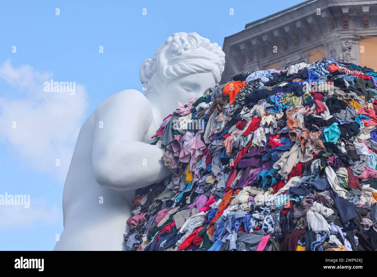 6. März 2024, Neapel, Kampanien, piazza municipio: 03/06/2024 NEAPEL, DER MAESTRO PISTOLETTO IM GIUNTA-SAAL IM PALAZZO SAN GIACOMO BEI DER PRÄSENTATION DER NEUEN VERSION DER „VENUS DER LUMPEN“ AUF DER PIAZZA MUNICIPIO. Die Venus, so heißt es, wurde der Stadt Neapel geschenkt. (Kreditbild: © Fabio Sasso/ZUMA Press Wire) NUR REDAKTIONELLE VERWENDUNG! Nicht für kommerzielle ZWECKE! Stockfoto