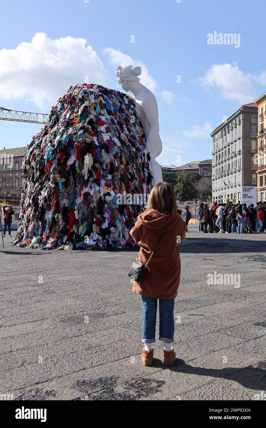 6. März 2024, Neapel, Kampanien, piazza municipio: 03/06/2024 NEAPEL, DER MAESTRO PISTOLETTO IM GIUNTA-SAAL IM PALAZZO SAN GIACOMO BEI DER PRÄSENTATION DER NEUEN VERSION DER „VENUS DER LUMPEN“ AUF DER PIAZZA MUNICIPIO. Die Venus, so heißt es, wurde der Stadt Neapel geschenkt. (Kreditbild: © Fabio Sasso/ZUMA Press Wire) NUR REDAKTIONELLE VERWENDUNG! Nicht für kommerzielle ZWECKE! Stockfoto