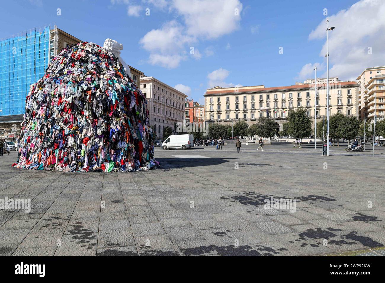 6. März 2024, Neapel, Kampanien, piazza municipio: 03/06/2024 NEAPEL, DER MAESTRO PISTOLETTO IM GIUNTA-SAAL IM PALAZZO SAN GIACOMO BEI DER PRÄSENTATION DER NEUEN VERSION DER „VENUS DER LUMPEN“ AUF DER PIAZZA MUNICIPIO. Die Venus, so heißt es, wurde der Stadt Neapel geschenkt. (Kreditbild: © Fabio Sasso/ZUMA Press Wire) NUR REDAKTIONELLE VERWENDUNG! Nicht für kommerzielle ZWECKE! Stockfoto