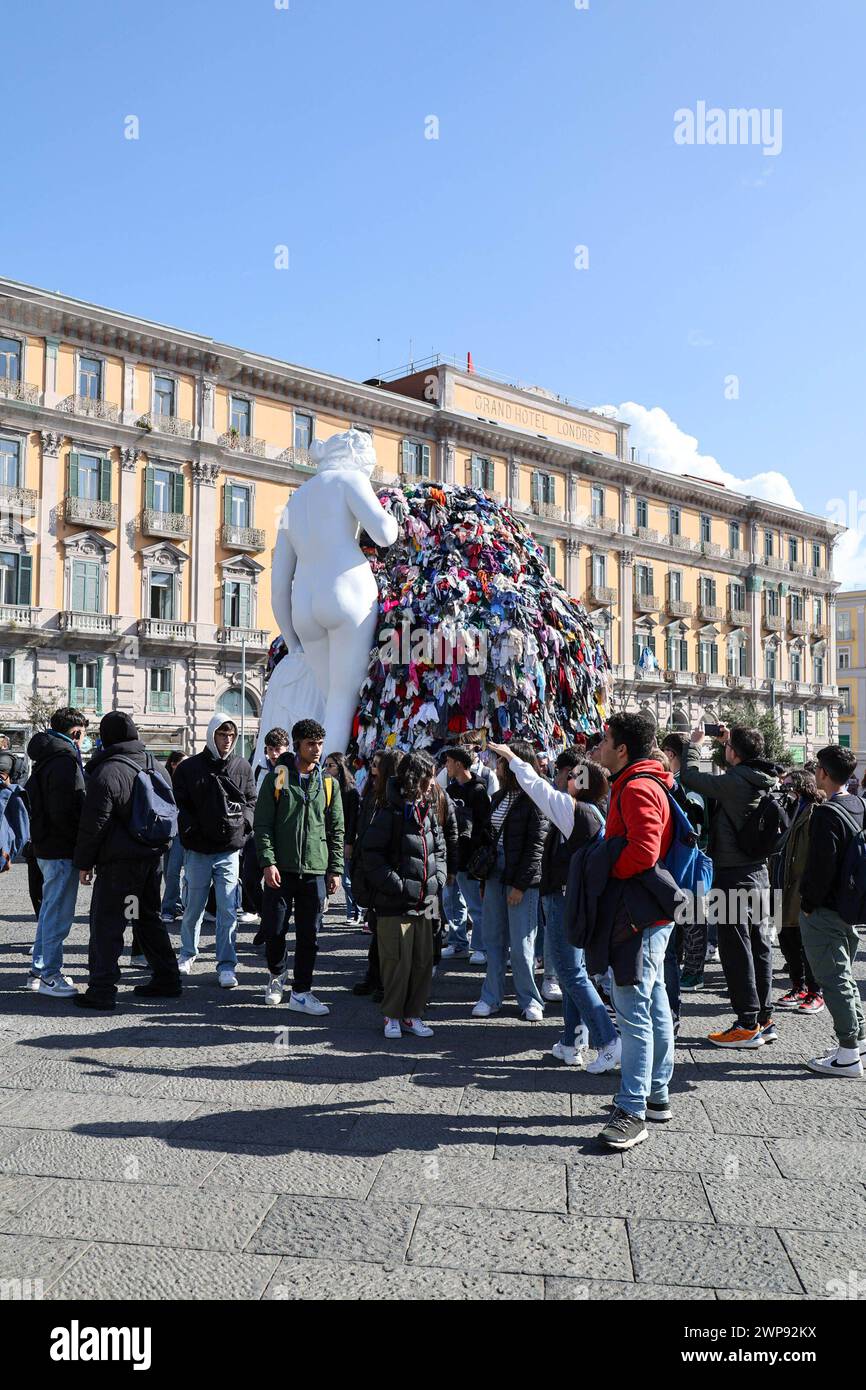 6. März 2024, Neapel, Kampanien, piazza municipio: 03/06/2024 NEAPEL, DER MAESTRO PISTOLETTO IM GIUNTA-SAAL IM PALAZZO SAN GIACOMO BEI DER PRÄSENTATION DER NEUEN VERSION DER „VENUS DER LUMPEN“ AUF DER PIAZZA MUNICIPIO. Die Venus, so heißt es, wurde der Stadt Neapel geschenkt. (Kreditbild: © Fabio Sasso/ZUMA Press Wire) NUR REDAKTIONELLE VERWENDUNG! Nicht für kommerzielle ZWECKE! Stockfoto