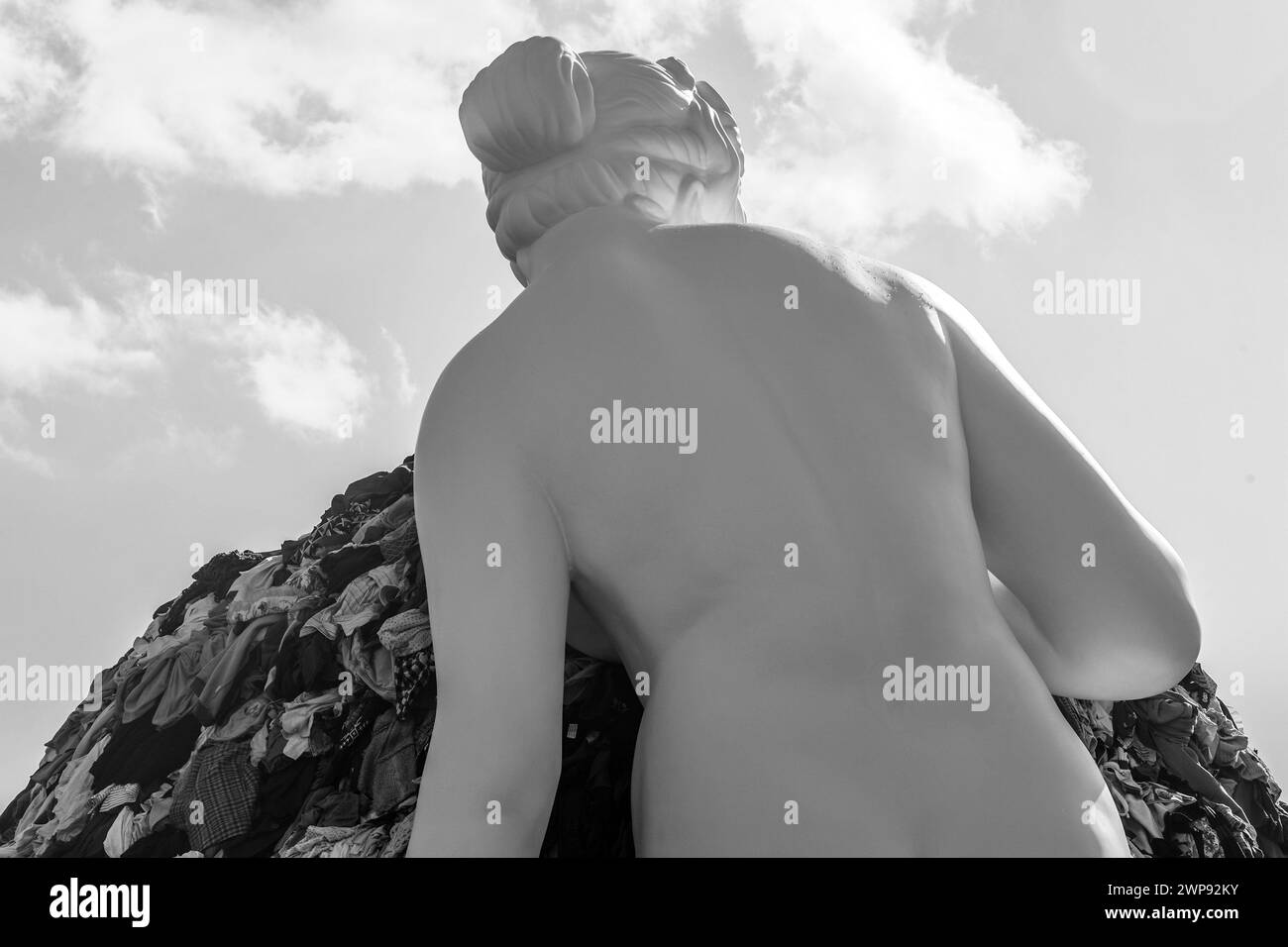 6. März 2024, Neapel, Kampanien, piazza municipio: 03/06/2024 NEAPEL, DER MAESTRO PISTOLETTO IM GIUNTA-SAAL IM PALAZZO SAN GIACOMO BEI DER PRÄSENTATION DER NEUEN VERSION DER „VENUS DER LUMPEN“ AUF DER PIAZZA MUNICIPIO. Die Venus, so heißt es, wurde der Stadt Neapel geschenkt. (Kreditbild: © Fabio Sasso/ZUMA Press Wire) NUR REDAKTIONELLE VERWENDUNG! Nicht für kommerzielle ZWECKE! Stockfoto