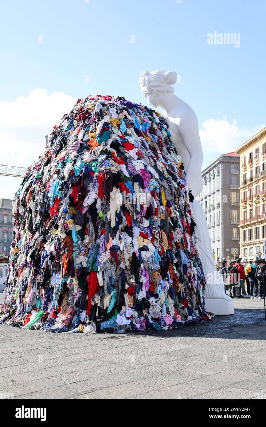6. März 2024, Neapel, Kampanien, piazza municipio: 03/06/2024 NEAPEL, DER MAESTRO PISTOLETTO IM GIUNTA-SAAL IM PALAZZO SAN GIACOMO BEI DER PRÄSENTATION DER NEUEN VERSION DER „VENUS DER LUMPEN“ AUF DER PIAZZA MUNICIPIO. Die Venus, so heißt es, wurde der Stadt Neapel geschenkt. (Kreditbild: © Fabio Sasso/ZUMA Press Wire) NUR REDAKTIONELLE VERWENDUNG! Nicht für kommerzielle ZWECKE! Stockfoto