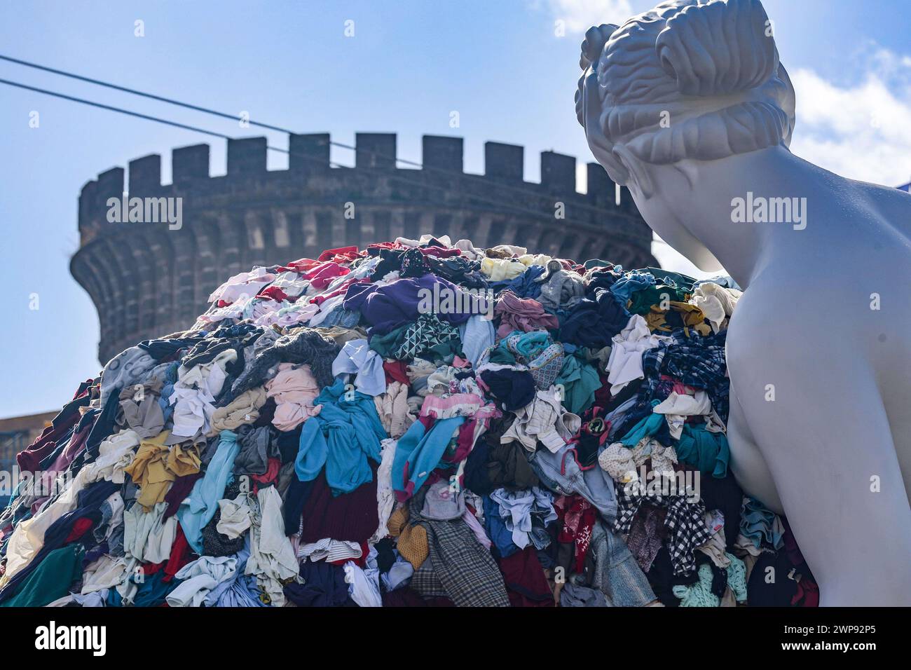 6. März 2024, Neapel, Kampanien, piazza municipio: 03/06/2024 NEAPEL, DER MAESTRO PISTOLETTO IM GIUNTA-SAAL IM PALAZZO SAN GIACOMO BEI DER PRÄSENTATION DER NEUEN VERSION DER „VENUS DER LUMPEN“ AUF DER PIAZZA MUNICIPIO. Die Venus, so heißt es, wurde der Stadt Neapel geschenkt. (Kreditbild: © Fabio Sasso/ZUMA Press Wire) NUR REDAKTIONELLE VERWENDUNG! Nicht für kommerzielle ZWECKE! Stockfoto