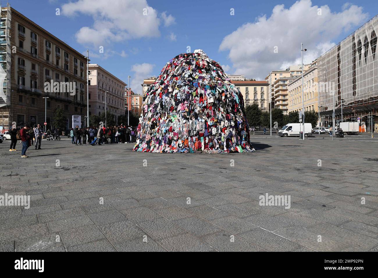 6. März 2024, Neapel, Kampanien, piazza municipio: 03/06/2024 NEAPEL, DER MAESTRO PISTOLETTO IM GIUNTA-SAAL IM PALAZZO SAN GIACOMO BEI DER PRÄSENTATION DER NEUEN VERSION DER „VENUS DER LUMPEN“ AUF DER PIAZZA MUNICIPIO. Die Venus, so heißt es, wurde der Stadt Neapel geschenkt. (Kreditbild: © Fabio Sasso/ZUMA Press Wire) NUR REDAKTIONELLE VERWENDUNG! Nicht für kommerzielle ZWECKE! Stockfoto