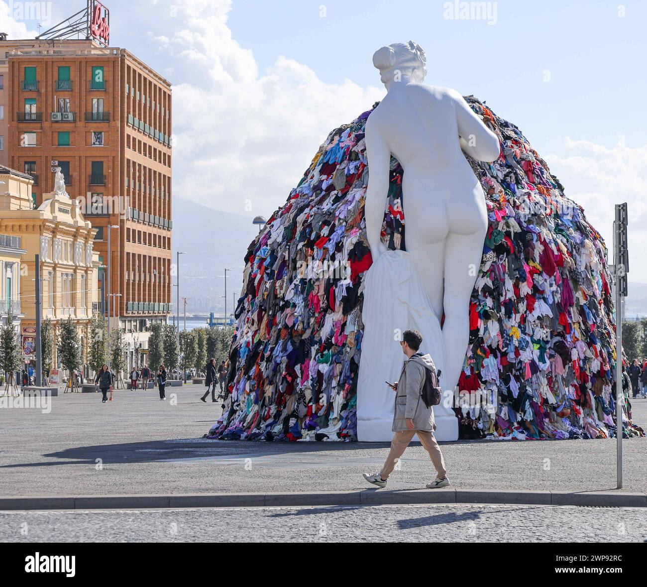 6. März 2024, Neapel, Kampanien, piazza municipio: 03/06/2024 NEAPEL, DER MAESTRO PISTOLETTO IM GIUNTA-SAAL IM PALAZZO SAN GIACOMO BEI DER PRÄSENTATION DER NEUEN VERSION DER „VENUS DER LUMPEN“ AUF DER PIAZZA MUNICIPIO. Die Venus, so heißt es, wurde der Stadt Neapel geschenkt. (Kreditbild: © Fabio Sasso/ZUMA Press Wire) NUR REDAKTIONELLE VERWENDUNG! Nicht für kommerzielle ZWECKE! Stockfoto