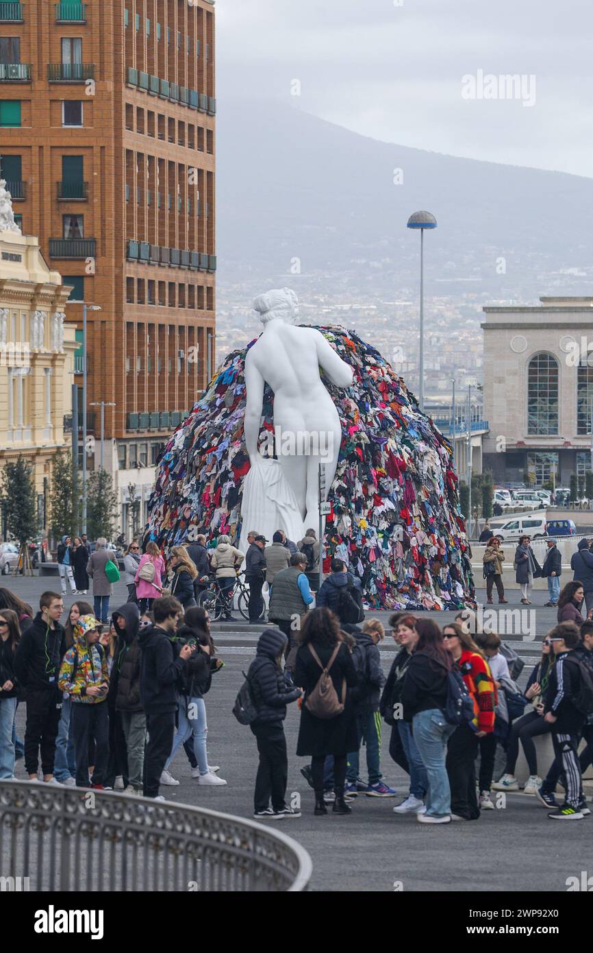 6. März 2024, Neapel, Kampanien, piazza municipio: 03/06/2024 NEAPEL, DER MAESTRO PISTOLETTO IM GIUNTA-SAAL IM PALAZZO SAN GIACOMO BEI DER PRÄSENTATION DER NEUEN VERSION DER „VENUS DER LUMPEN“ AUF DER PIAZZA MUNICIPIO. Die Venus, so heißt es, wurde der Stadt Neapel geschenkt. (Kreditbild: © Fabio Sasso/ZUMA Press Wire) NUR REDAKTIONELLE VERWENDUNG! Nicht für kommerzielle ZWECKE! Stockfoto