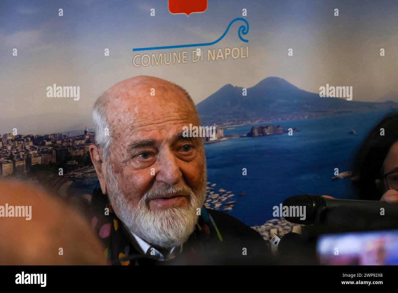 6. März 2024, Neapel, Kampanien, piazza municipio: 03/06/2024 NEAPEL, DER MAESTRO PISTOLETTO IM GIUNTA-SAAL IM PALAZZO SAN GIACOMO BEI DER PRÄSENTATION DER NEUEN VERSION DER „VENUS DER LUMPEN“ AUF DER PIAZZA MUNICIPIO. Die Venus, so heißt es, wurde der Stadt Neapel geschenkt. In Picture Artist Michelangelo pistoletto (Credit Image: © Fabio Sasso/ZUMA Press Wire) NUR REDAKTIONELLE VERWENDUNG! Nicht für kommerzielle ZWECKE! Stockfoto