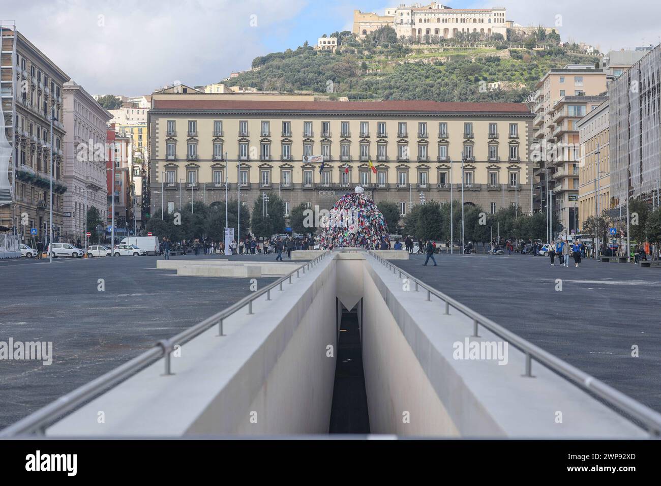 6. März 2024, Neapel, Kampanien, piazza municipio: 03/06/2024 NEAPEL, DER MAESTRO PISTOLETTO IM GIUNTA-SAAL IM PALAZZO SAN GIACOMO BEI DER PRÄSENTATION DER NEUEN VERSION DER „VENUS DER LUMPEN“ AUF DER PIAZZA MUNICIPIO. Die Venus, so heißt es, wurde der Stadt Neapel geschenkt. (Kreditbild: © Fabio Sasso/ZUMA Press Wire) NUR REDAKTIONELLE VERWENDUNG! Nicht für kommerzielle ZWECKE! Stockfoto