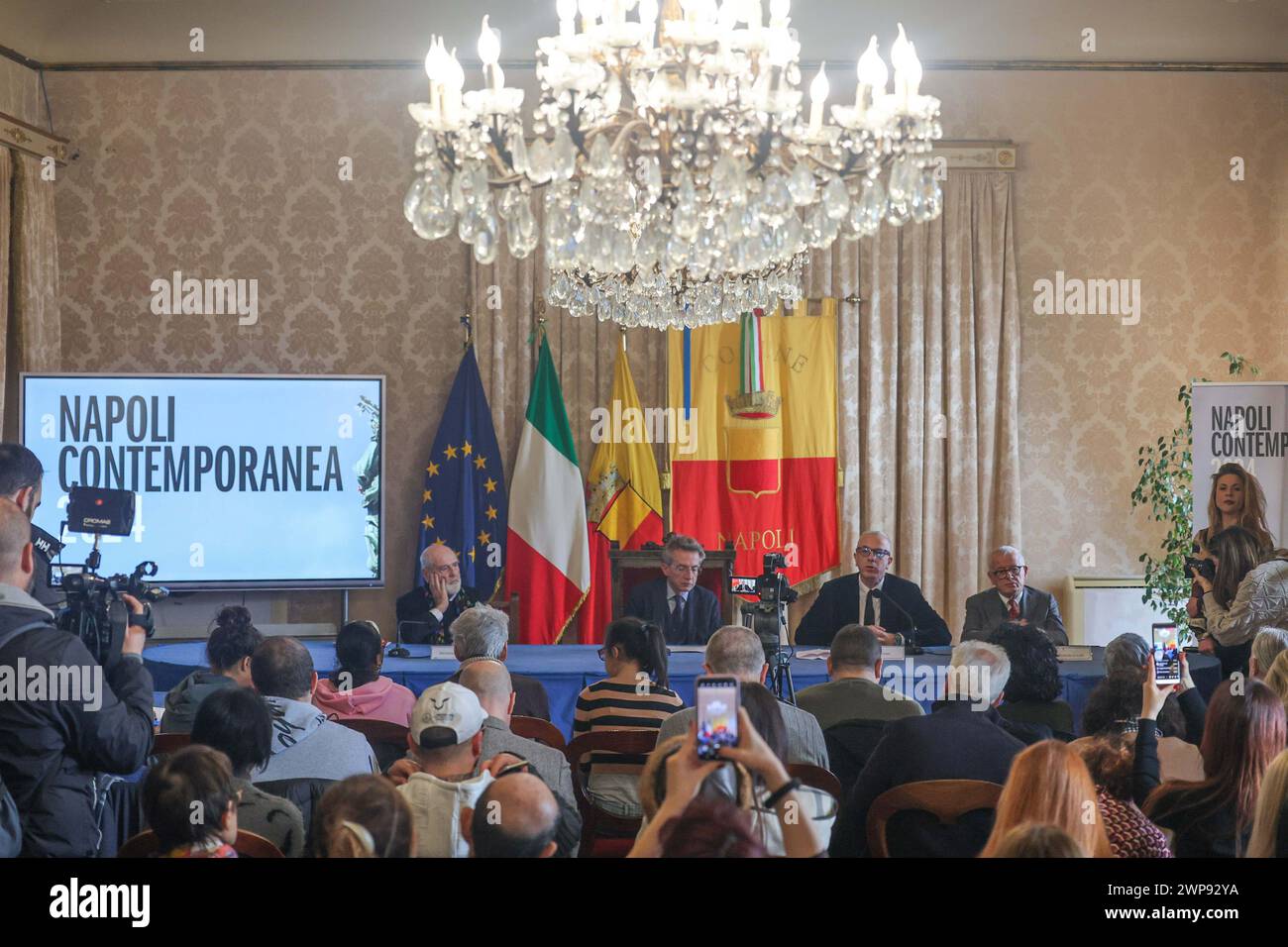 6. März 2024, Neapel, Kampanien, piazza municipio: 03/06/2024 NEAPEL, DER MAESTRO PISTOLETTO IM GIUNTA-SAAL IM PALAZZO SAN GIACOMO BEI DER PRÄSENTATION DER NEUEN VERSION DER „VENUS DER LUMPEN“ AUF DER PIAZZA MUNICIPIO. Die Venus, so heißt es, wurde der Stadt Neapel geschenkt. (Kreditbild: © Fabio Sasso/ZUMA Press Wire) NUR REDAKTIONELLE VERWENDUNG! Nicht für kommerzielle ZWECKE! Stockfoto