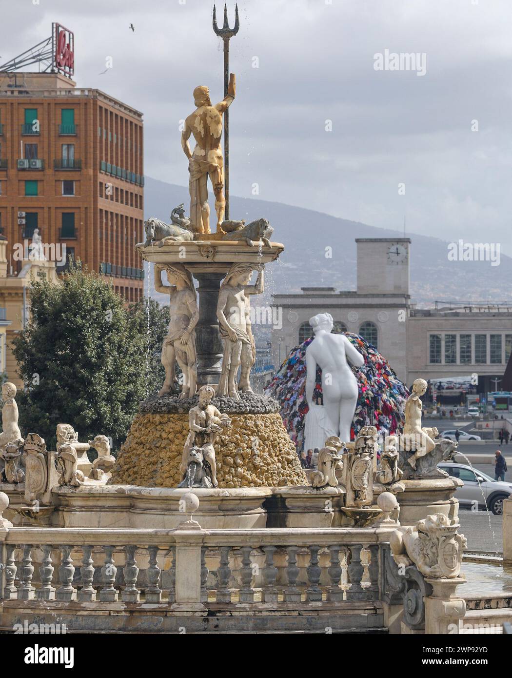 6. März 2024, Neapel, Kampanien, piazza municipio: 03/06/2024 NEAPEL, DER MAESTRO PISTOLETTO IM GIUNTA-SAAL IM PALAZZO SAN GIACOMO BEI DER PRÄSENTATION DER NEUEN VERSION DER „VENUS DER LUMPEN“ AUF DER PIAZZA MUNICIPIO. Die Venus, so heißt es, wurde der Stadt Neapel geschenkt. (Kreditbild: © Fabio Sasso/ZUMA Press Wire) NUR REDAKTIONELLE VERWENDUNG! Nicht für kommerzielle ZWECKE! Stockfoto