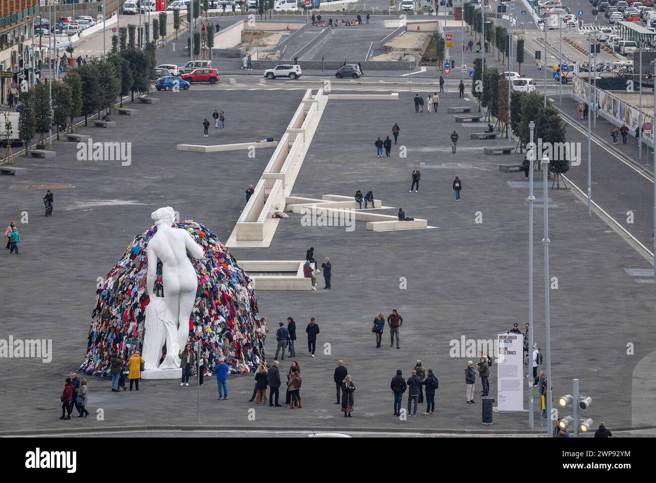 6. März 2024, Neapel, Kampanien, piazza municipio: 03/06/2024 NEAPEL, DER MAESTRO PISTOLETTO IM GIUNTA-SAAL IM PALAZZO SAN GIACOMO BEI DER PRÄSENTATION DER NEUEN VERSION DER „VENUS DER LUMPEN“ AUF DER PIAZZA MUNICIPIO. Die Venus, so heißt es, wurde der Stadt Neapel geschenkt. (Kreditbild: © Fabio Sasso/ZUMA Press Wire) NUR REDAKTIONELLE VERWENDUNG! Nicht für kommerzielle ZWECKE! Stockfoto