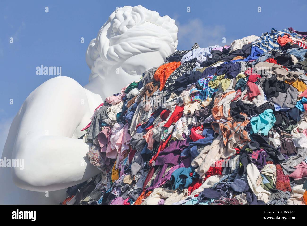 6. März 2024, Neapel, Kampanien, piazza municipio: 03/06/2024 NEAPEL, DER MAESTRO PISTOLETTO IM GIUNTA-SAAL IM PALAZZO SAN GIACOMO BEI DER PRÄSENTATION DER NEUEN VERSION DER „VENUS DER LUMPEN“ AUF DER PIAZZA MUNICIPIO. Die Venus, so heißt es, wurde der Stadt Neapel geschenkt. (Kreditbild: © Fabio Sasso/ZUMA Press Wire) NUR REDAKTIONELLE VERWENDUNG! Nicht für kommerzielle ZWECKE! Stockfoto