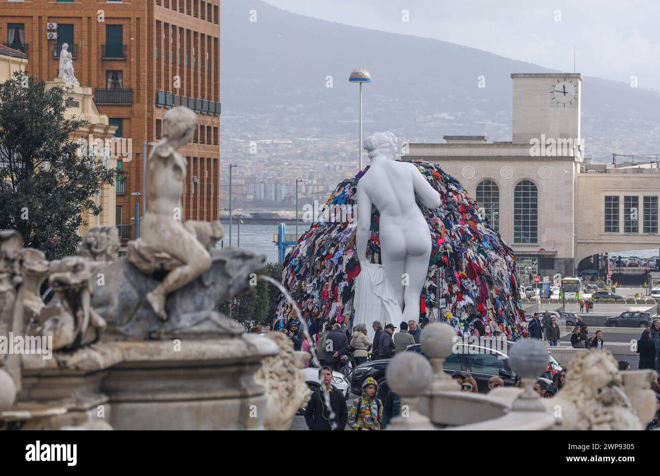 6. März 2024, Neapel, Kampanien, piazza municipio: 03/06/2024 NEAPEL, DER MAESTRO PISTOLETTO IM GIUNTA-SAAL IM PALAZZO SAN GIACOMO BEI DER PRÄSENTATION DER NEUEN VERSION DER „VENUS DER LUMPEN“ AUF DER PIAZZA MUNICIPIO. Die Venus, so heißt es, wurde der Stadt Neapel geschenkt. (Kreditbild: © Fabio Sasso/ZUMA Press Wire) NUR REDAKTIONELLE VERWENDUNG! Nicht für kommerzielle ZWECKE! Stockfoto