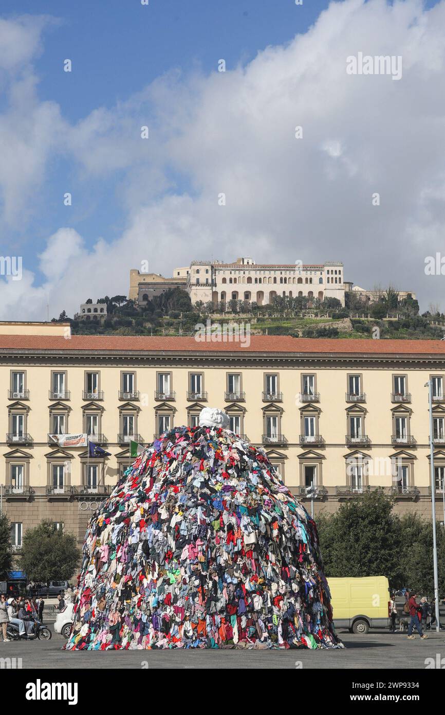 6. März 2024, Neapel, Kampanien, piazza municipio: 03/06/2024 NEAPEL, DER MAESTRO PISTOLETTO IM GIUNTA-SAAL IM PALAZZO SAN GIACOMO BEI DER PRÄSENTATION DER NEUEN VERSION DER „VENUS DER LUMPEN“ AUF DER PIAZZA MUNICIPIO. Die Venus, so heißt es, wurde der Stadt Neapel geschenkt. (Kreditbild: © Fabio Sasso/ZUMA Press Wire) NUR REDAKTIONELLE VERWENDUNG! Nicht für kommerzielle ZWECKE! Stockfoto
