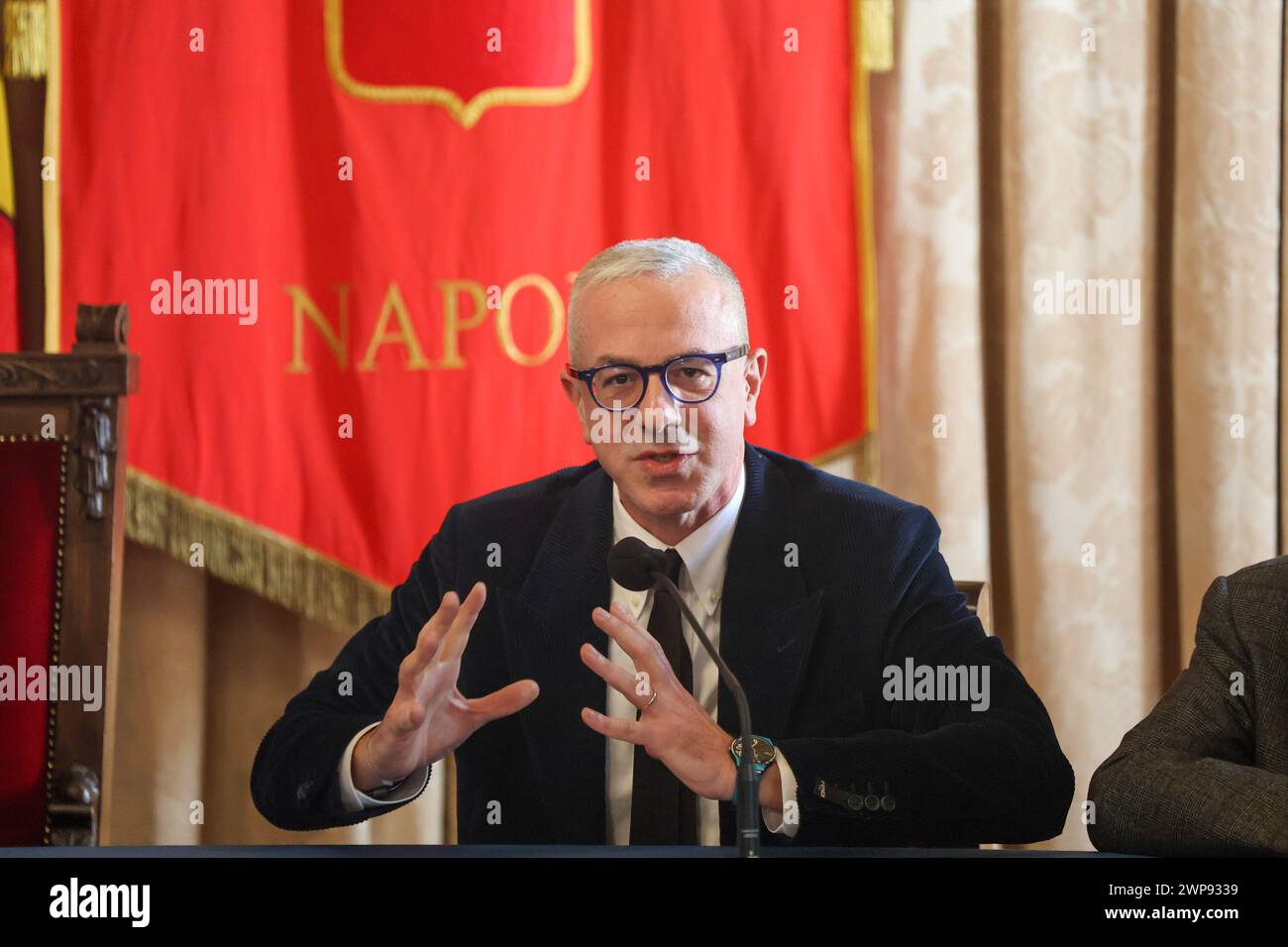 6. März 2024, Neapel, Kampanien, piazza municipio: 03/06/2024 NEAPEL, DER MAESTRO PISTOLETTO IM GIUNTA-SAAL IM PALAZZO SAN GIACOMO BEI DER PRÄSENTATION DER NEUEN VERSION DER „VENUS DER LUMPEN“ AUF DER PIAZZA MUNICIPIO. Die Venus, so heißt es, wurde der Stadt Neapel geschenkt. (Kreditbild: © Fabio Sasso/ZUMA Press Wire) NUR REDAKTIONELLE VERWENDUNG! Nicht für kommerzielle ZWECKE! Stockfoto