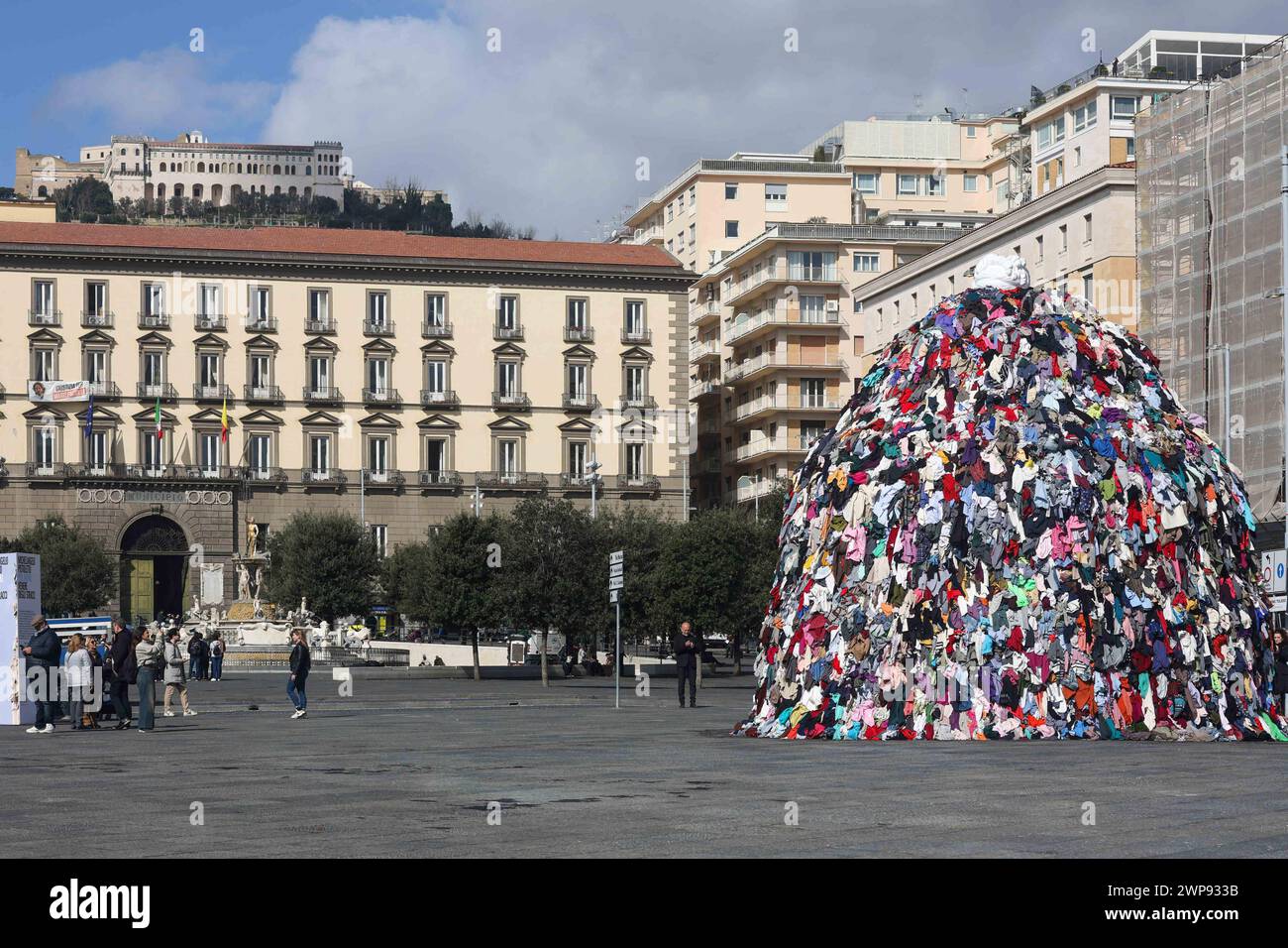 6. März 2024, Neapel, Kampanien, piazza municipio: 03/06/2024 NEAPEL, DER MAESTRO PISTOLETTO IM GIUNTA-SAAL IM PALAZZO SAN GIACOMO BEI DER PRÄSENTATION DER NEUEN VERSION DER „VENUS DER LUMPEN“ AUF DER PIAZZA MUNICIPIO. Die Venus, so heißt es, wurde der Stadt Neapel geschenkt. (Kreditbild: © Fabio Sasso/ZUMA Press Wire) NUR REDAKTIONELLE VERWENDUNG! Nicht für kommerzielle ZWECKE! Stockfoto