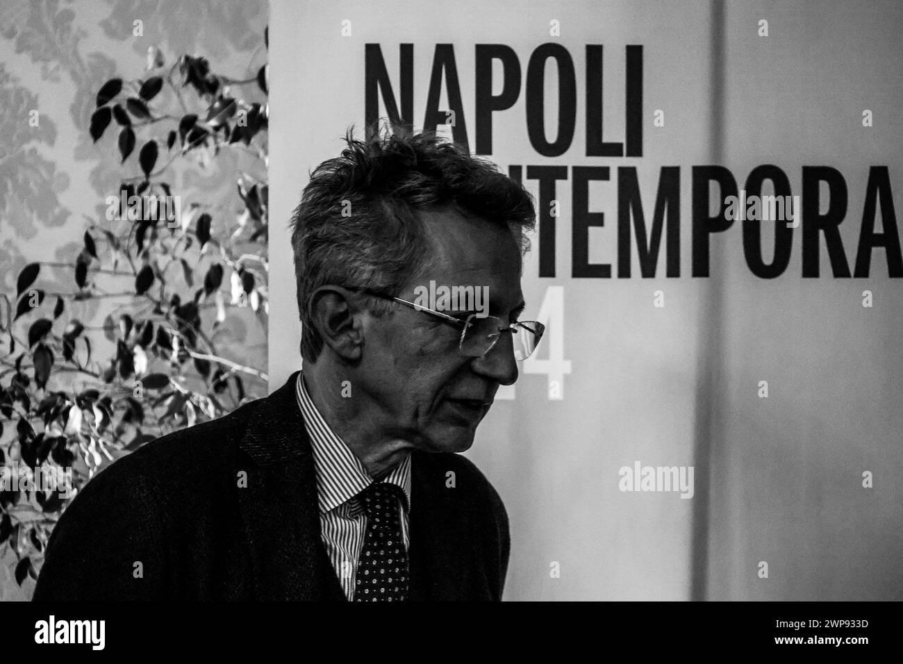 6. März 2024, Neapel, Kampanien, piazza municipio: 03/06/2024 NEAPEL, DER MAESTRO PISTOLETTO IM GIUNTA-SAAL IM PALAZZO SAN GIACOMO BEI DER PRÄSENTATION DER NEUEN VERSION DER „VENUS DER LUMPEN“ AUF DER PIAZZA MUNICIPIO. Die Venus, so heißt es, wurde der Stadt Neapel geschenkt. Sindaco Manfredi (Credit Image: © Fabio Sasso/ZUMA Press Wire) NUR REDAKTIONELLE VERWENDUNG! Nicht für kommerzielle ZWECKE! Stockfoto