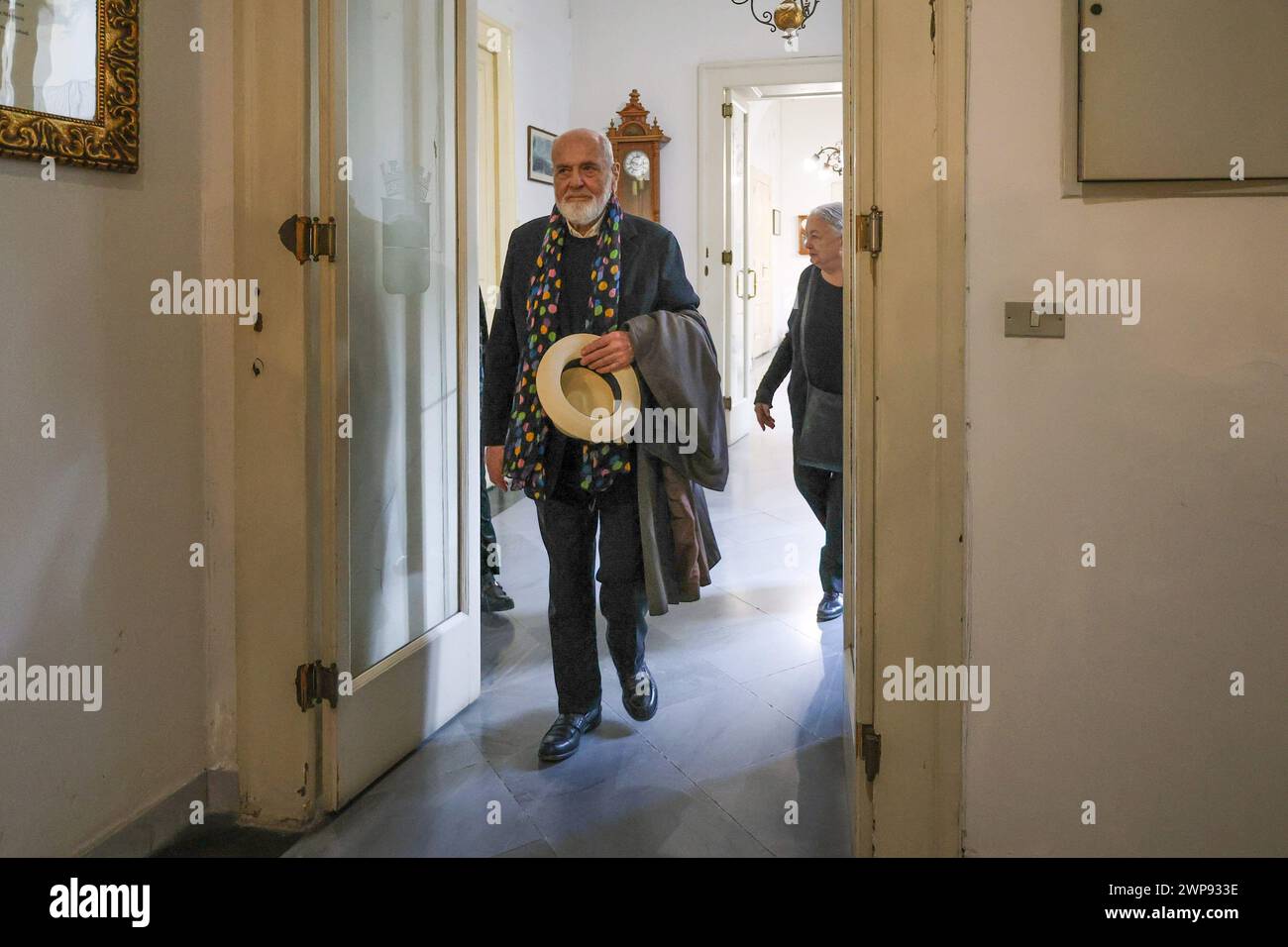 6. März 2024, Neapel, Kampanien, piazza municipio: 03/06/2024 NEAPEL, DER MAESTRO PISTOLETTO IM GIUNTA-SAAL IM PALAZZO SAN GIACOMO BEI DER PRÄSENTATION DER NEUEN VERSION DER „VENUS DER LUMPEN“ AUF DER PIAZZA MUNICIPIO. Die Venus, so heißt es, wurde der Stadt Neapel geschenkt. In Picture Artist Michelangelo pistoletto (Credit Image: © Fabio Sasso/ZUMA Press Wire) NUR REDAKTIONELLE VERWENDUNG! Nicht für kommerzielle ZWECKE! Stockfoto