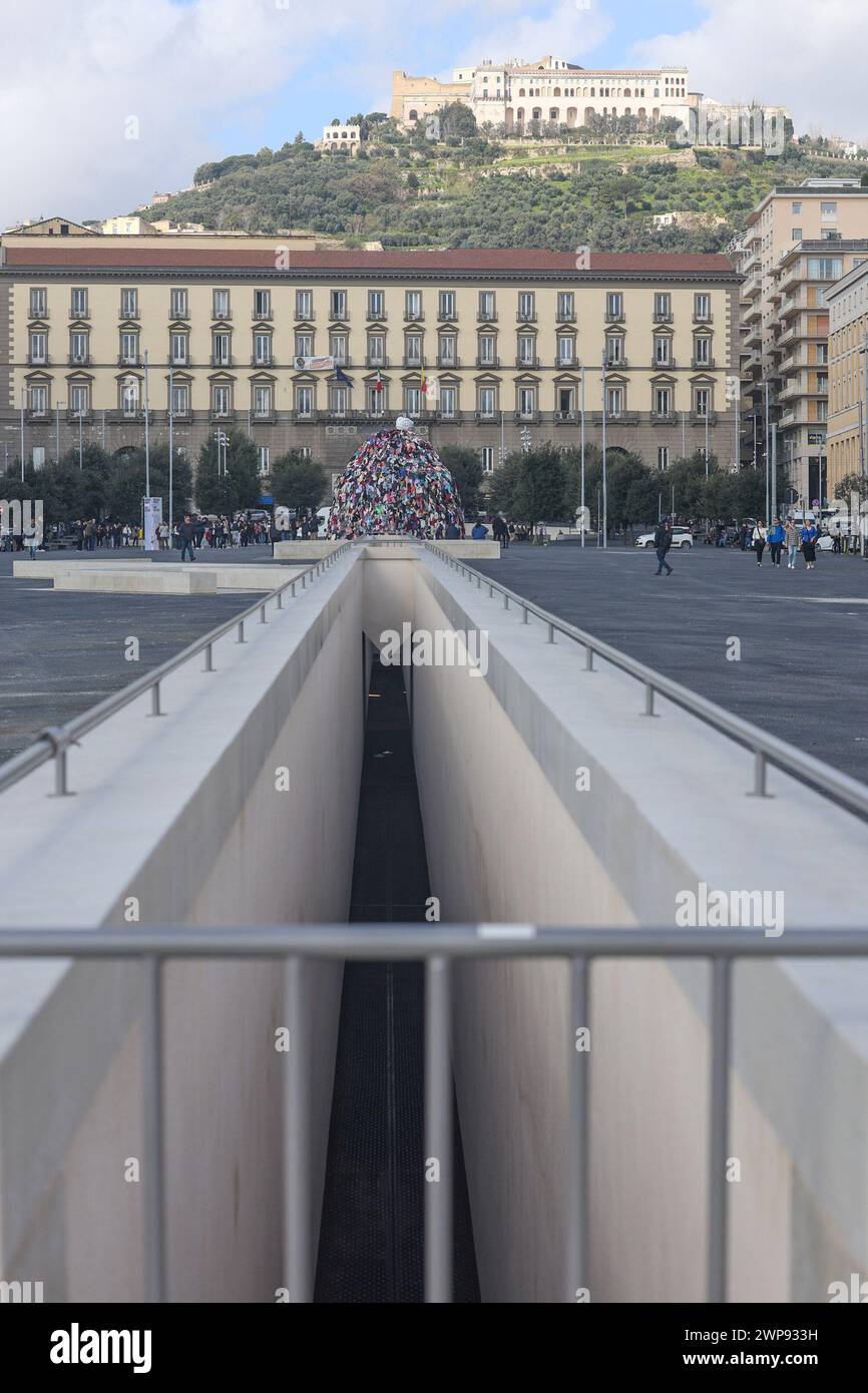 6. März 2024, Neapel, Kampanien, piazza municipio: 03/06/2024 NEAPEL, DER MAESTRO PISTOLETTO IM GIUNTA-SAAL IM PALAZZO SAN GIACOMO BEI DER PRÄSENTATION DER NEUEN VERSION DER „VENUS DER LUMPEN“ AUF DER PIAZZA MUNICIPIO. Die Venus, so heißt es, wurde der Stadt Neapel geschenkt. (Kreditbild: © Fabio Sasso/ZUMA Press Wire) NUR REDAKTIONELLE VERWENDUNG! Nicht für kommerzielle ZWECKE! Stockfoto