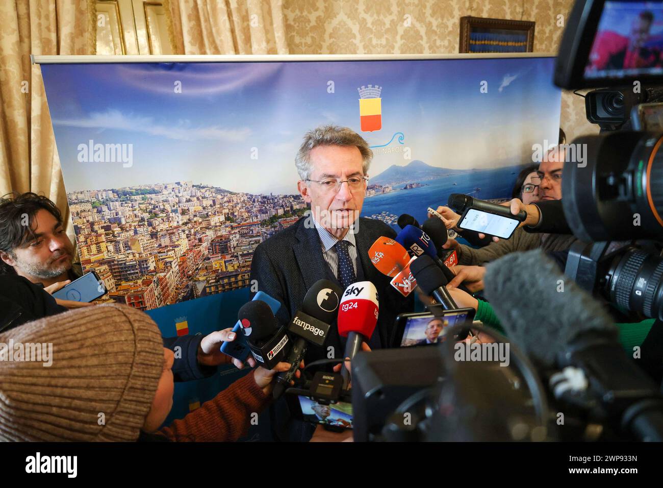 6. März 2024, Neapel, Kampanien, piazza municipio: 03/06/2024 NEAPEL, DER MAESTRO PISTOLETTO IM GIUNTA-SAAL IM PALAZZO SAN GIACOMO BEI DER PRÄSENTATION DER NEUEN VERSION DER „VENUS DER LUMPEN“ AUF DER PIAZZA MUNICIPIO. Die Venus, so heißt es, wurde der Stadt Neapel geschenkt. Im Bild: sindaco Manfredi (Credit Image: © Fabio Sasso/ZUMA Press Wire) NUR REDAKTIONELLE VERWENDUNG! Nicht für kommerzielle ZWECKE! Stockfoto