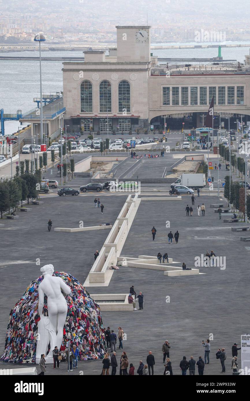 6. März 2024, Neapel, Kampanien, piazza municipio: 03/06/2024 NEAPEL, DER MAESTRO PISTOLETTO IM GIUNTA-SAAL IM PALAZZO SAN GIACOMO BEI DER PRÄSENTATION DER NEUEN VERSION DER „VENUS DER LUMPEN“ AUF DER PIAZZA MUNICIPIO. Die Venus, so heißt es, wurde der Stadt Neapel geschenkt. (Kreditbild: © Fabio Sasso/ZUMA Press Wire) NUR REDAKTIONELLE VERWENDUNG! Nicht für kommerzielle ZWECKE! Stockfoto