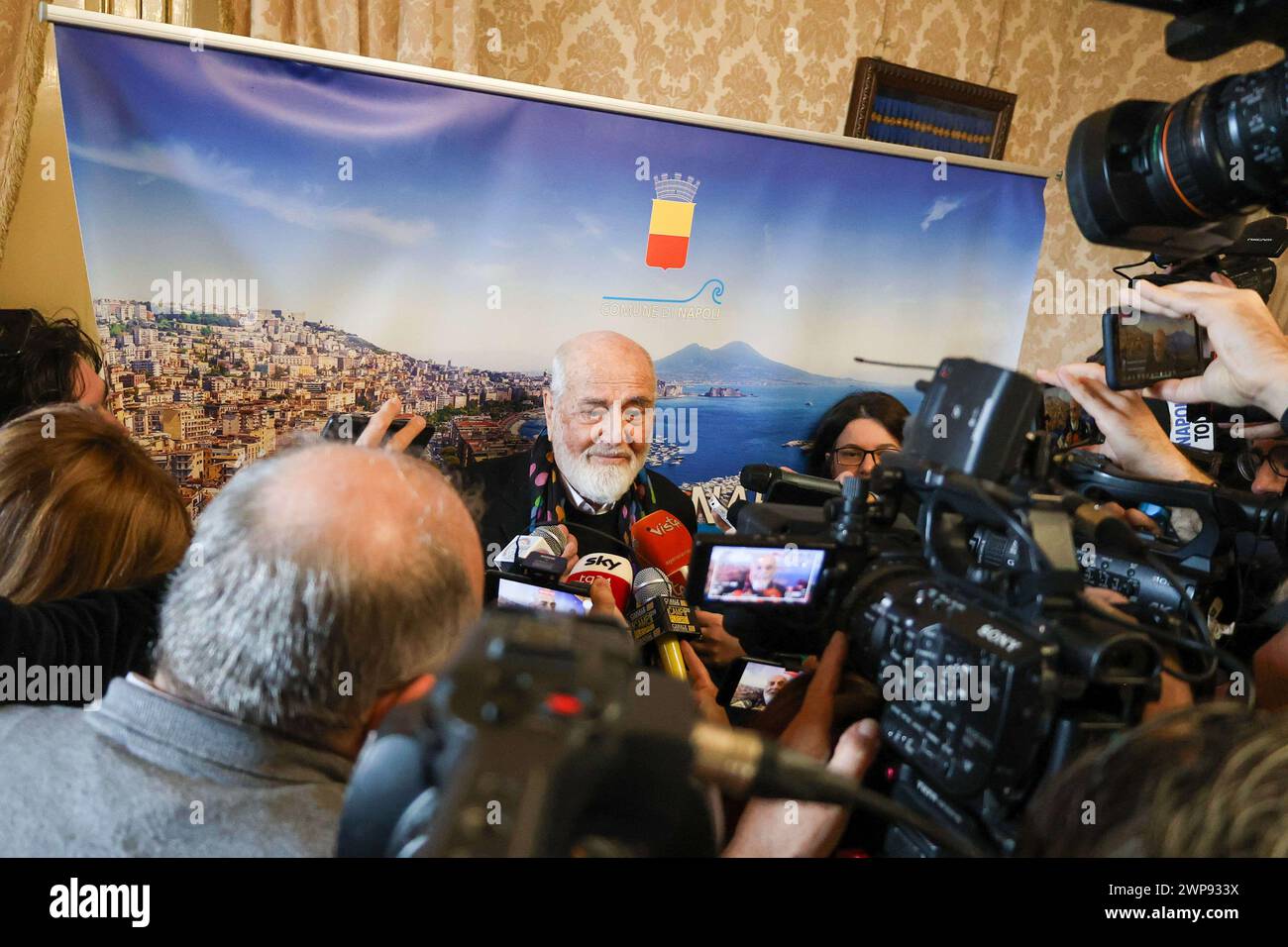 6. März 2024, Neapel, Kampanien, piazza municipio: 03/06/2024 NEAPEL, DER MAESTRO PISTOLETTO IM GIUNTA-SAAL IM PALAZZO SAN GIACOMO BEI DER PRÄSENTATION DER NEUEN VERSION DER „VENUS DER LUMPEN“ AUF DER PIAZZA MUNICIPIO. Die Venus, so heißt es, wurde der Stadt Neapel geschenkt. In Picture Artist Michelangelo pistoletto (Credit Image: © Fabio Sasso/ZUMA Press Wire) NUR REDAKTIONELLE VERWENDUNG! Nicht für kommerzielle ZWECKE! Stockfoto