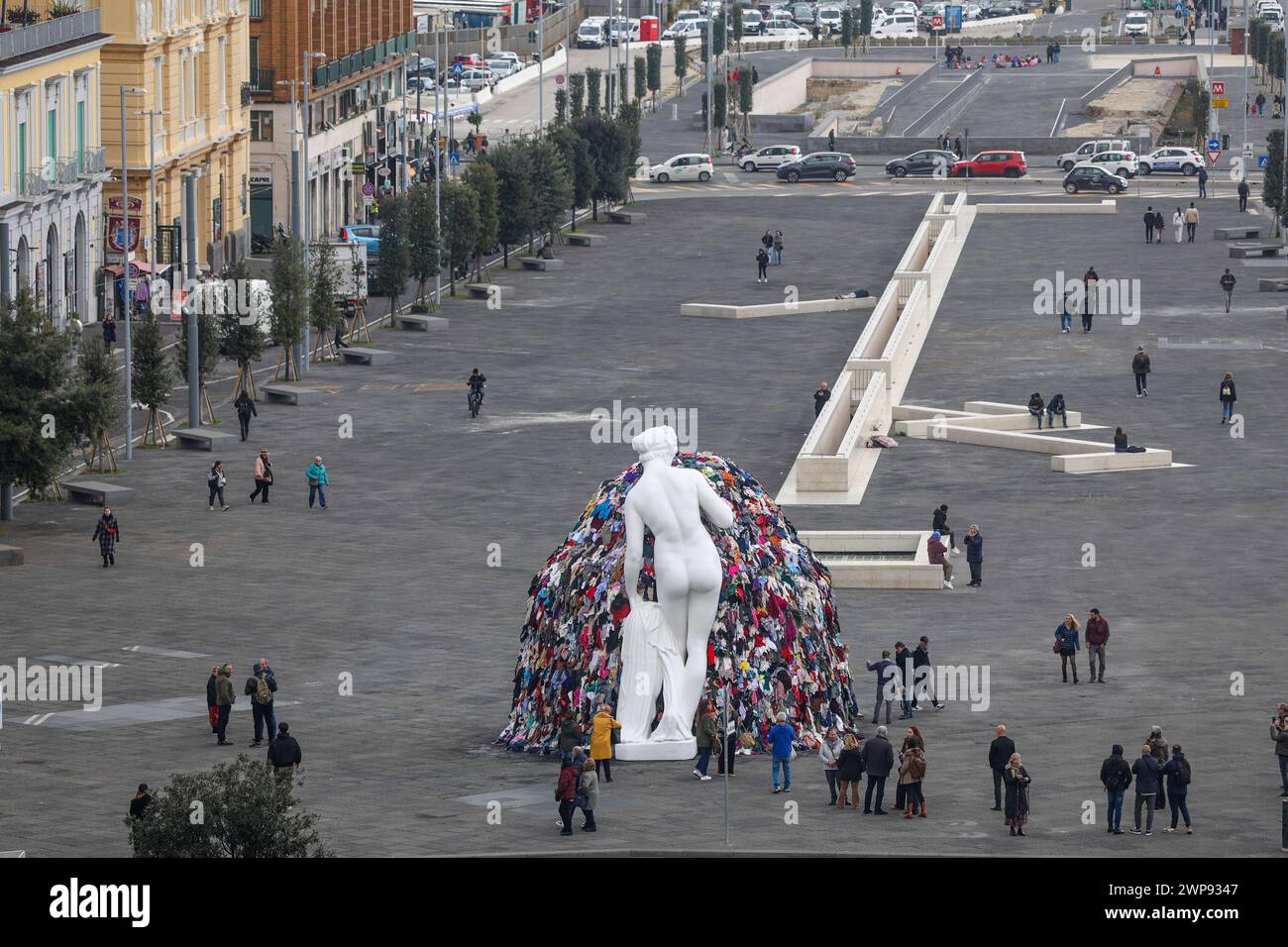 6. März 2024, Neapel, Kampanien, piazza municipio: 03/06/2024 NEAPEL, DER MAESTRO PISTOLETTO IM GIUNTA-SAAL IM PALAZZO SAN GIACOMO BEI DER PRÄSENTATION DER NEUEN VERSION DER „VENUS DER LUMPEN“ AUF DER PIAZZA MUNICIPIO. Die Venus, so heißt es, wurde der Stadt Neapel geschenkt. (Kreditbild: © Fabio Sasso/ZUMA Press Wire) NUR REDAKTIONELLE VERWENDUNG! Nicht für kommerzielle ZWECKE! Stockfoto