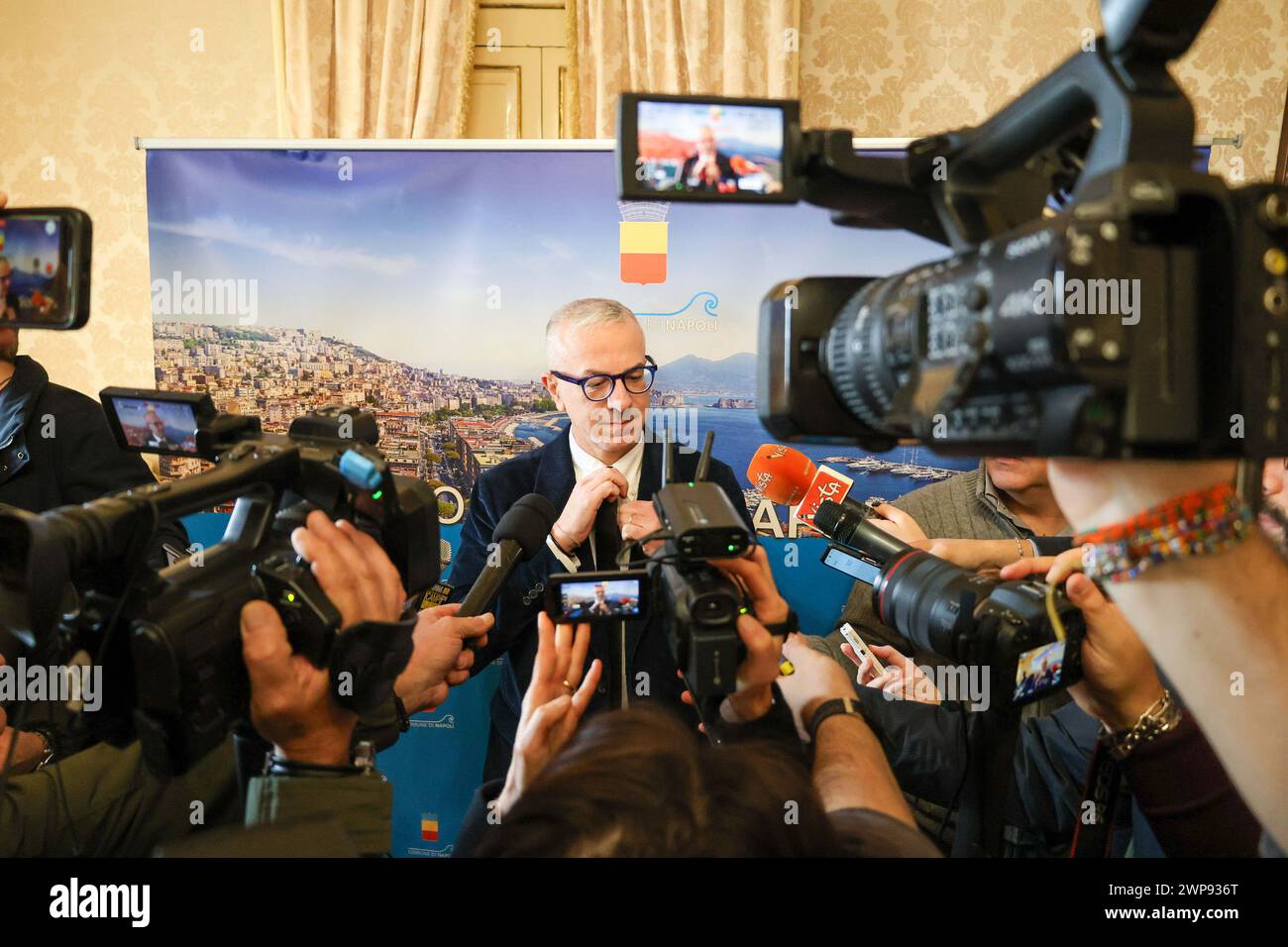 6. März 2024, Neapel, Kampanien, piazza municipio: 03/06/2024 NEAPEL, DER MAESTRO PISTOLETTO IM GIUNTA-SAAL IM PALAZZO SAN GIACOMO BEI DER PRÄSENTATION DER NEUEN VERSION DER „VENUS DER LUMPEN“ AUF DER PIAZZA MUNICIPIO. Die Venus, so heißt es, wurde der Stadt Neapel geschenkt. (Kreditbild: © Fabio Sasso/ZUMA Press Wire) NUR REDAKTIONELLE VERWENDUNG! Nicht für kommerzielle ZWECKE! Stockfoto
